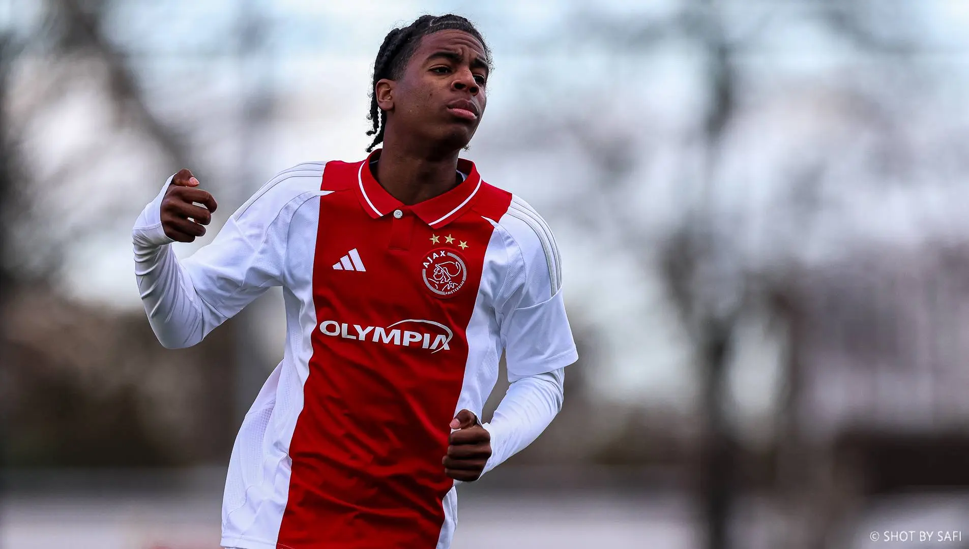 Ajax slaat opnieuw slag in jeugdopleiding en legt talentvolle aanvaller vast