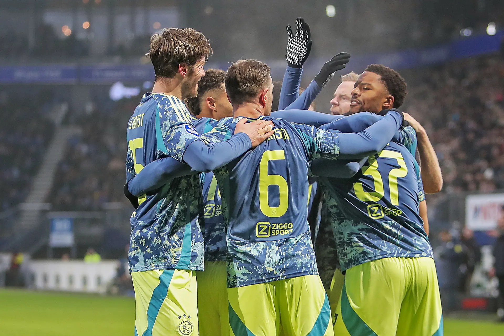 Ajax nadert koploper PSV tot op punt; enorm verschil in ranglijst ten opzichte van vorig seizoen