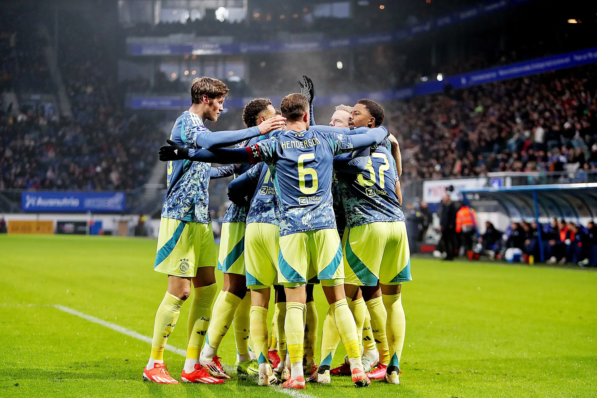 Inefficiënt Ajax wint bij sc Heerenveen en nadert koploper PSV tot op een punt