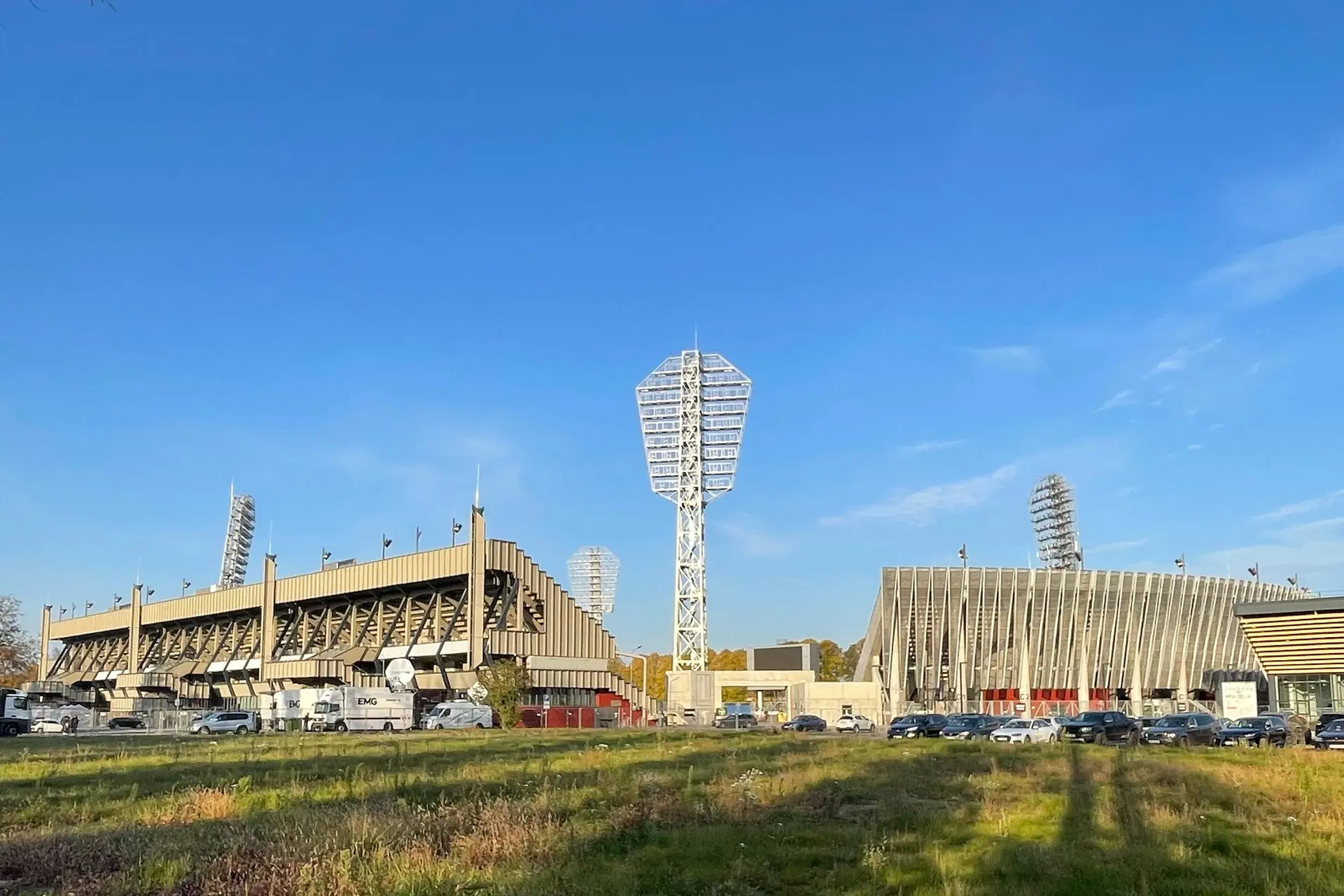 Ajax-fans vermaken zich in Riga: bier vloeit rijkelijk in Letse hoofdstad