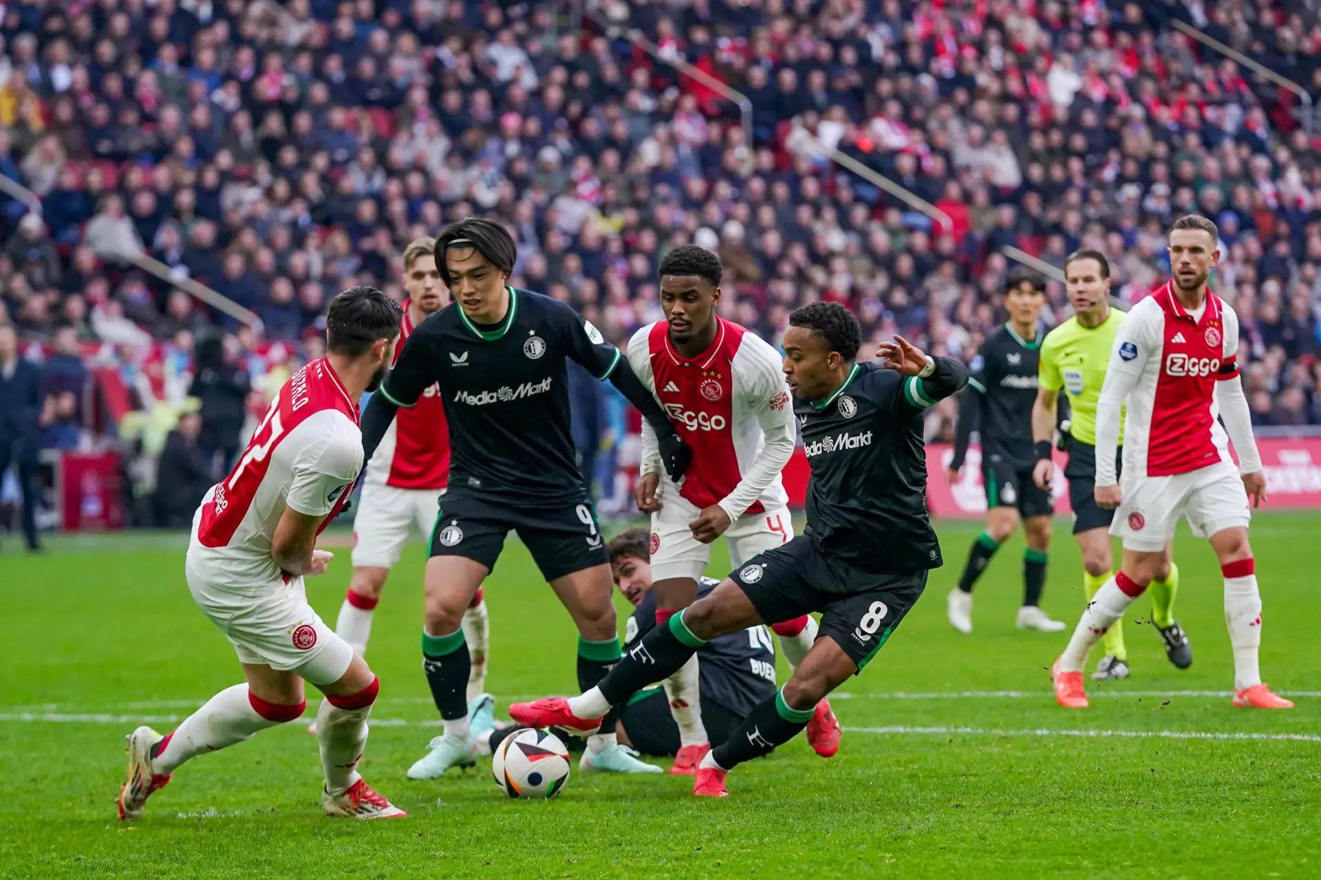 Taylor loodst Ajax in extremis langs Feyenoord in vermakelijke kraker