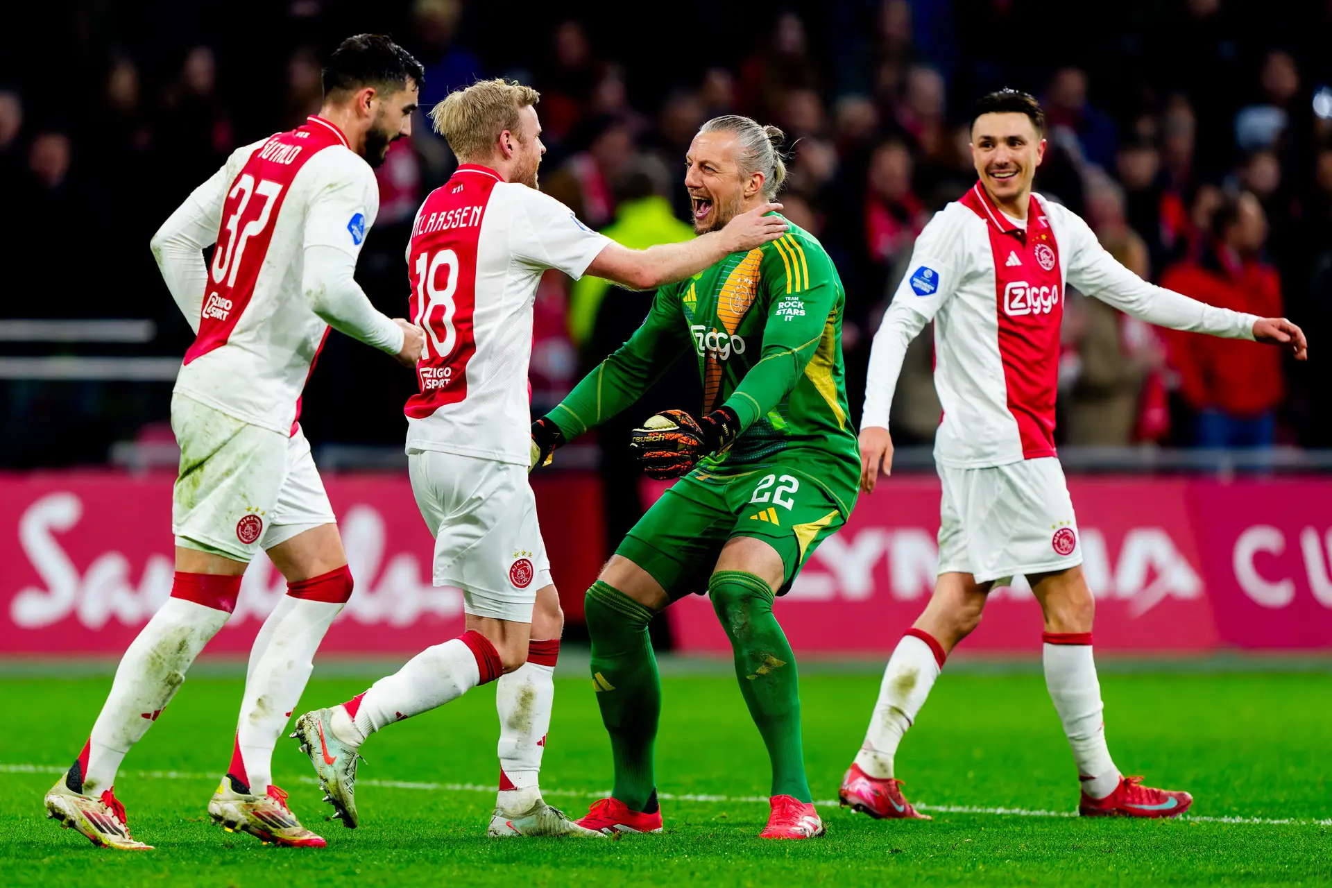 Bounida en Steur debuteren voor koploper Ajax tijdens ruime thuiszege op Heracles Almelo