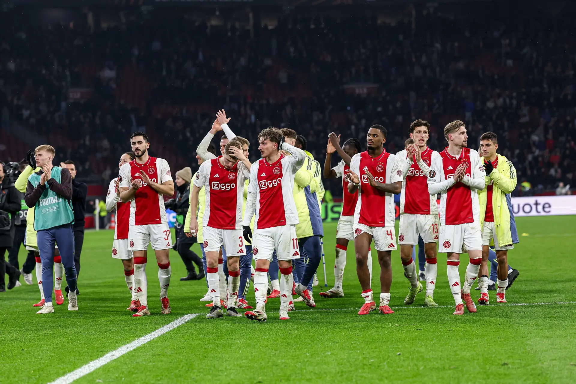 Stand Eredivisie: Ajax met zes punten voorsprong naar Eindhoven na gelijkspel tegen AZ