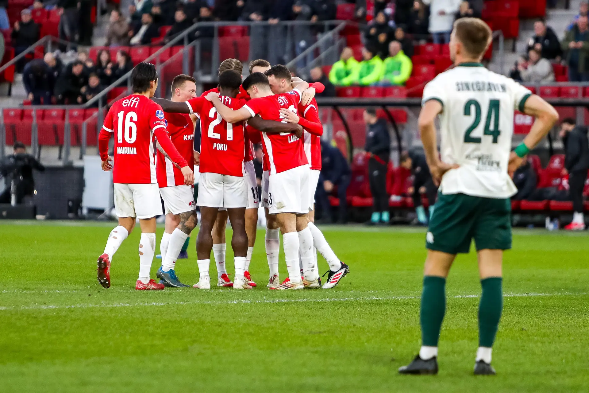 AZ komt op gelijke hoogte met Feyenoord, ook FC Twente wint in Eredivisie