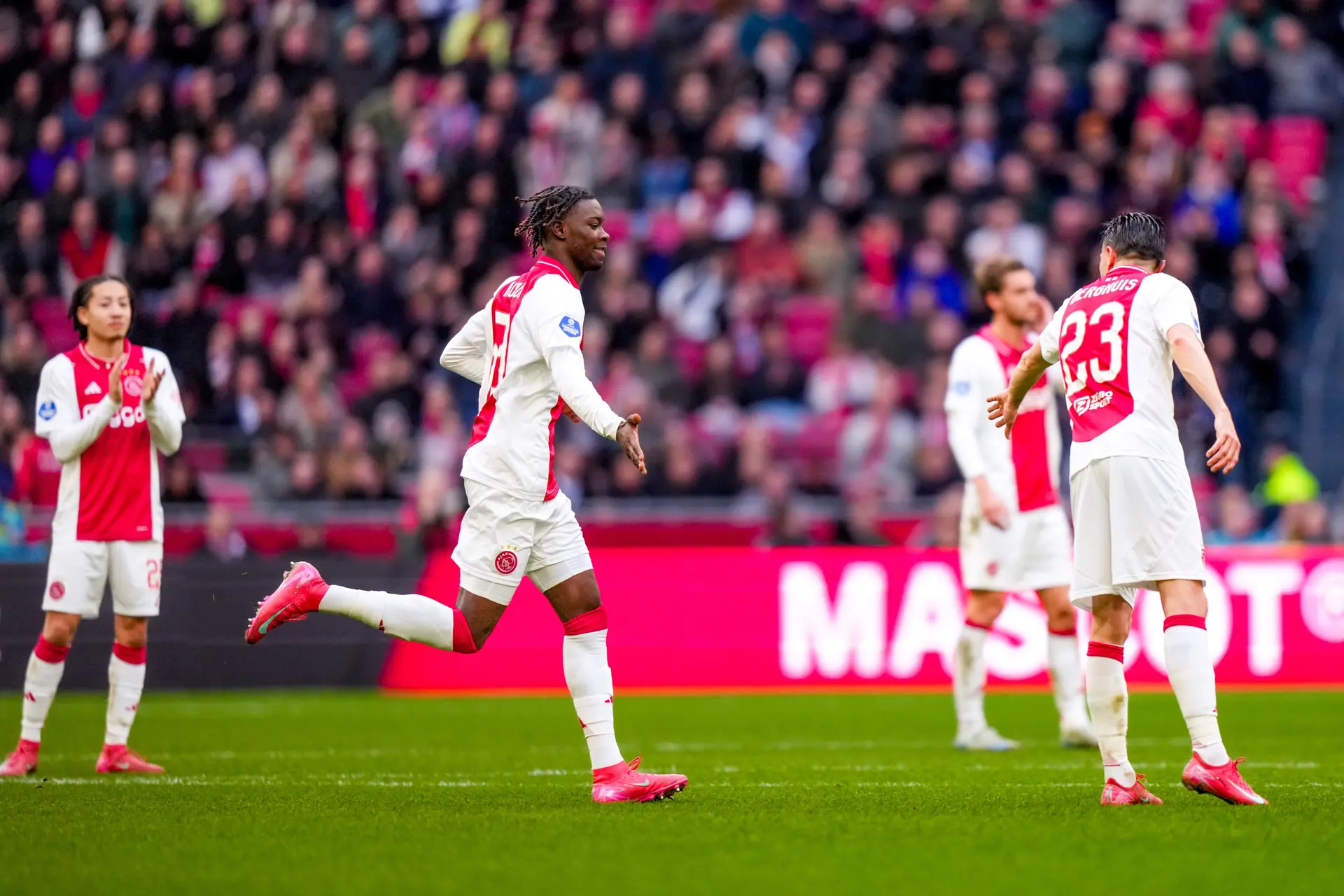 Konadu zweeft niet na debuut in Ajax 1: 'Ik word er heel veel bij betrokken'