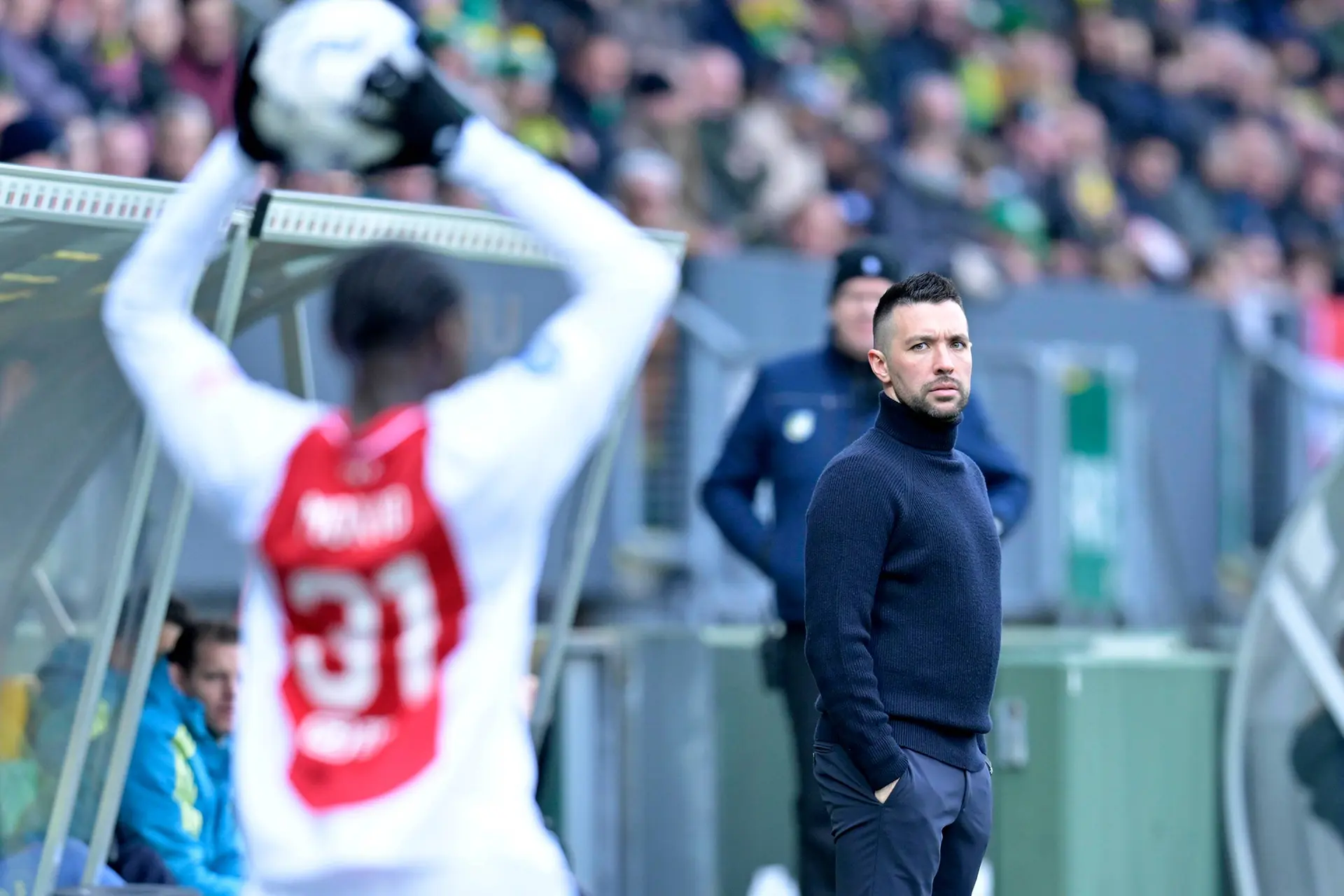 Farioli lacht om vragen over titelkansen: 'Weet nog dat ik een paar weken terug dramatisch bezig was'