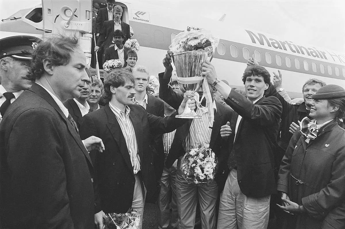 Bloedheet Bursa, mopperen in Malmö, zwemmen in Zaragoza: Ajax' route naar de eerste Europacup in 14 jaar