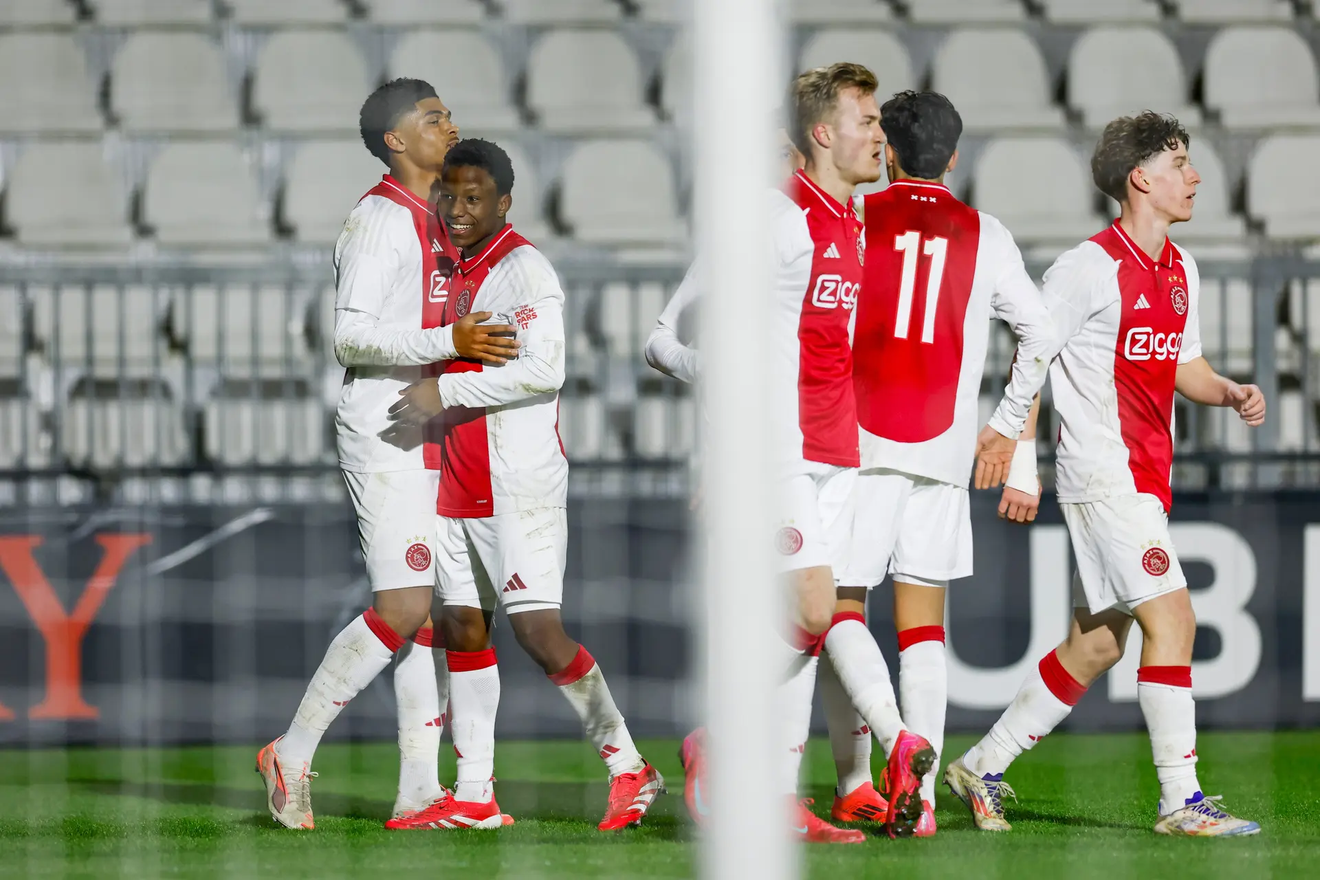 Jong Ajax speelt na boeiende tweede helft gelijk tegen Cambuur