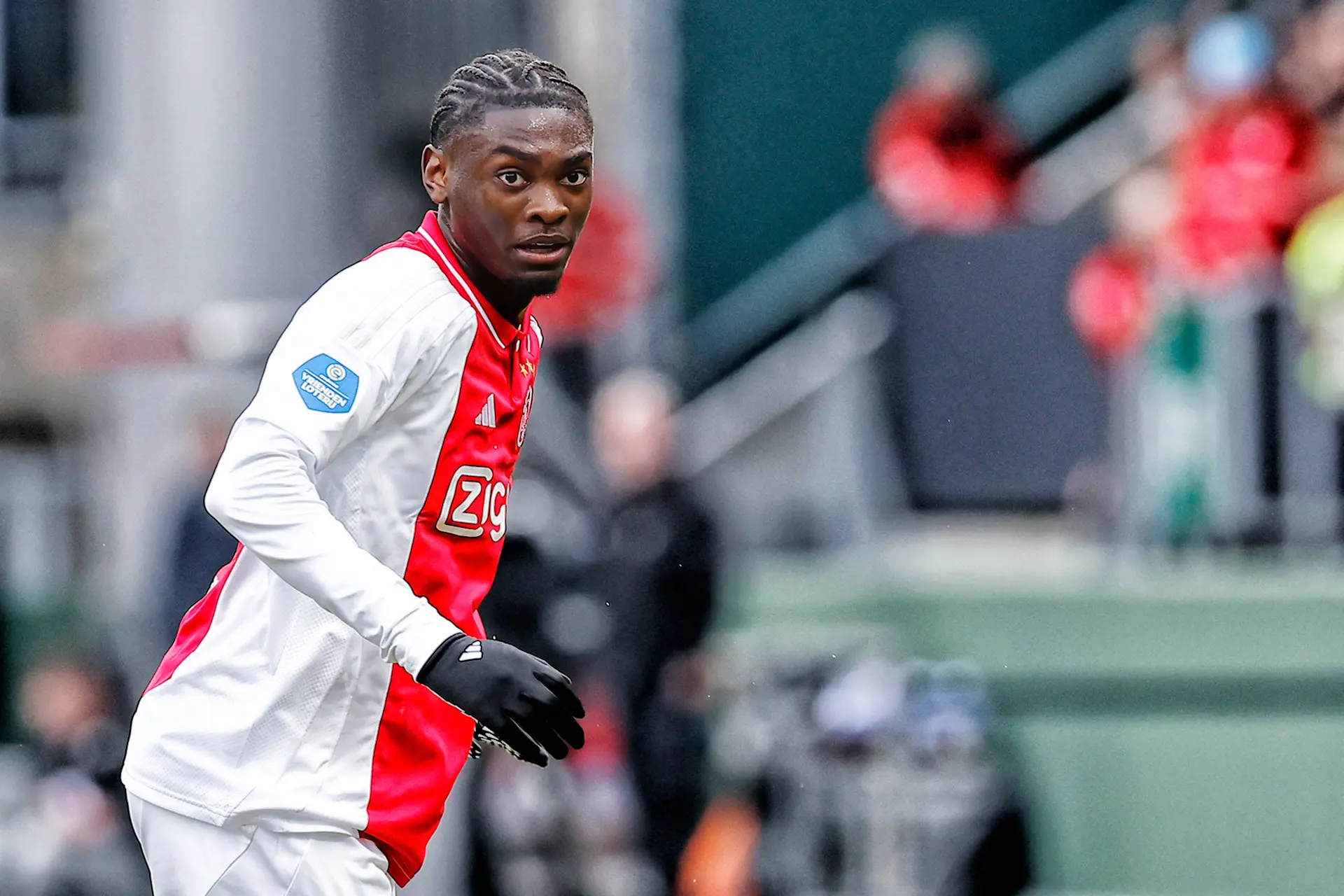 Mokio vertelt over 'de basis' van zijn voetbaltalent: 'Je deelt er uit en incasseert'