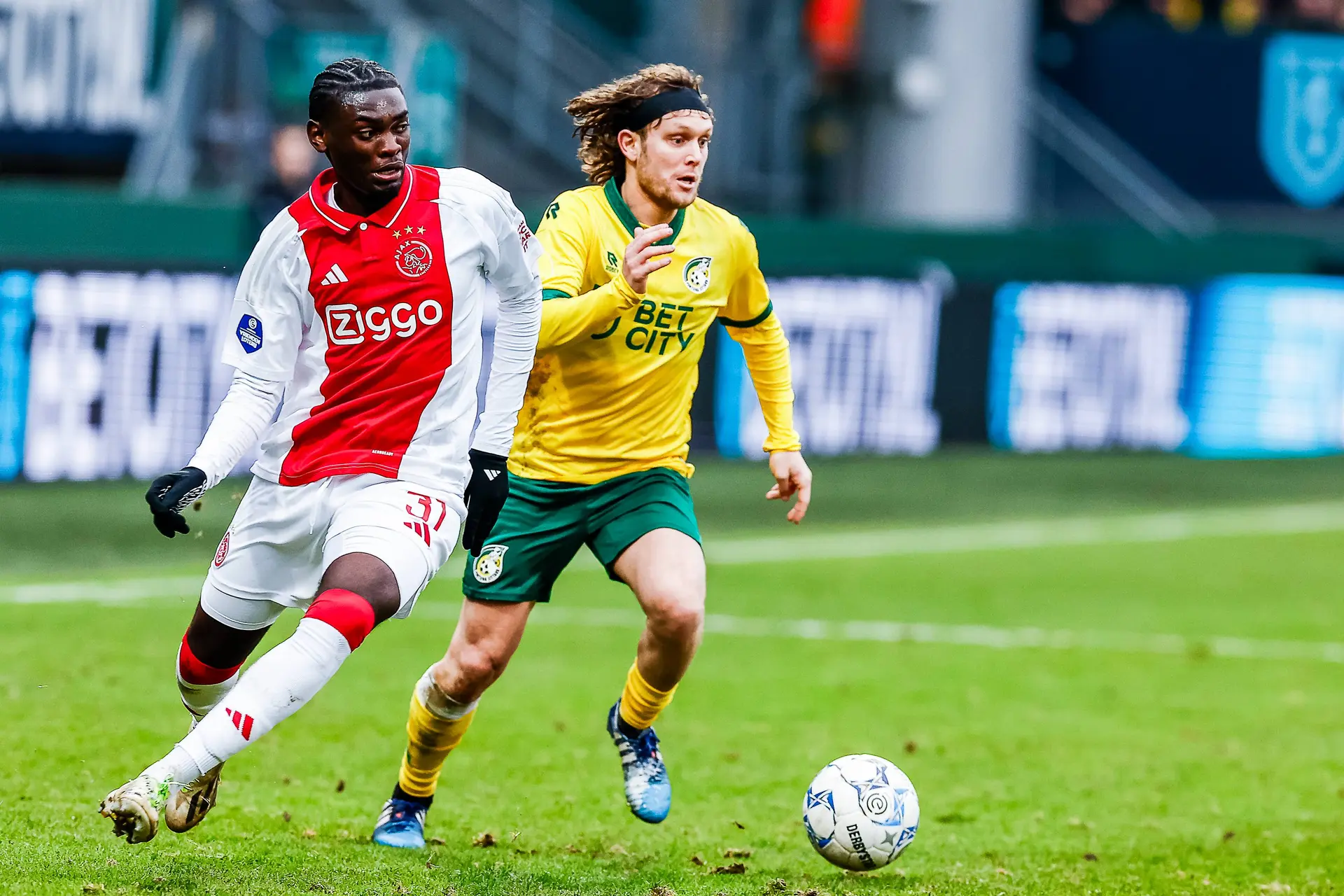 Mokio verovert koppositie met Ajax op spekglad veld in Sittard: 'Ik kan schaatsen'