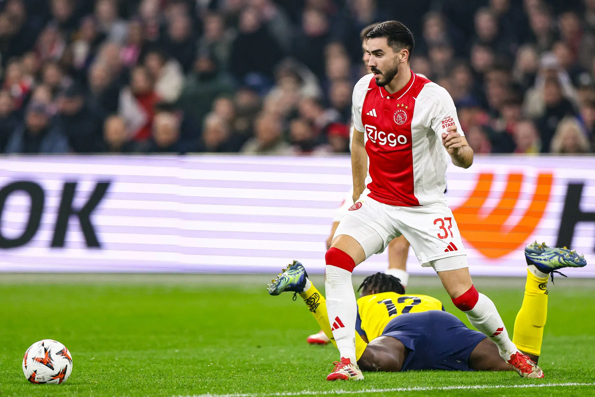 Sutalo ontvangt complimenten: 'Hij was degene die opstond bij Ajax, dat toont wel karakter'