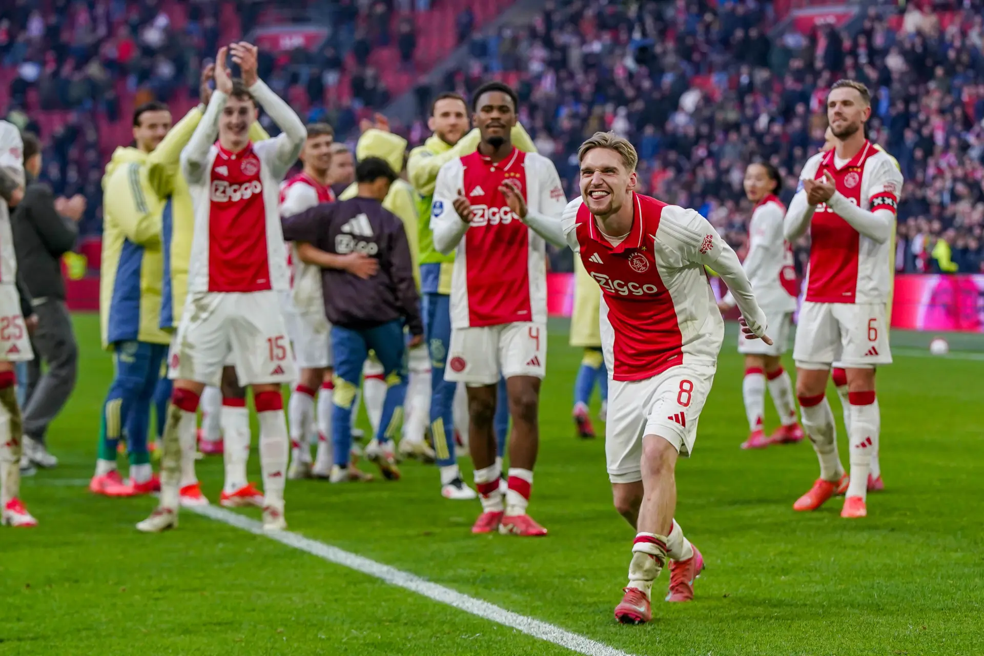 Taylor loodst Ajax in extremis langs Feyenoord in vermakelijke kraker