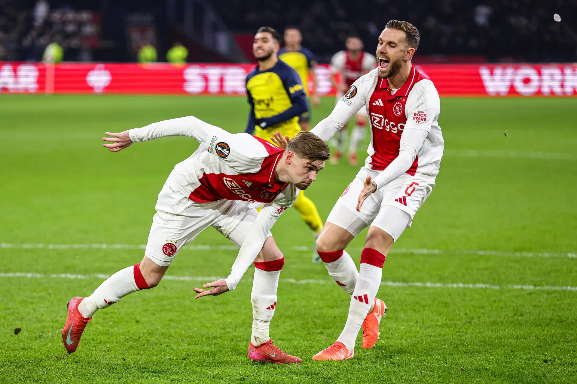 Tiental Ajax houdt Europees avontuur levend na miraculeuze ontsnapping tegen Union Saint-Gilloise