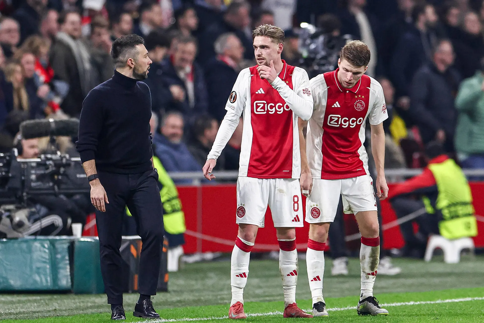 Taylor verdedigt op één schoen en haalt bal van de lijn: 'Scoor liever, maar dit was ook mooi, haha!'