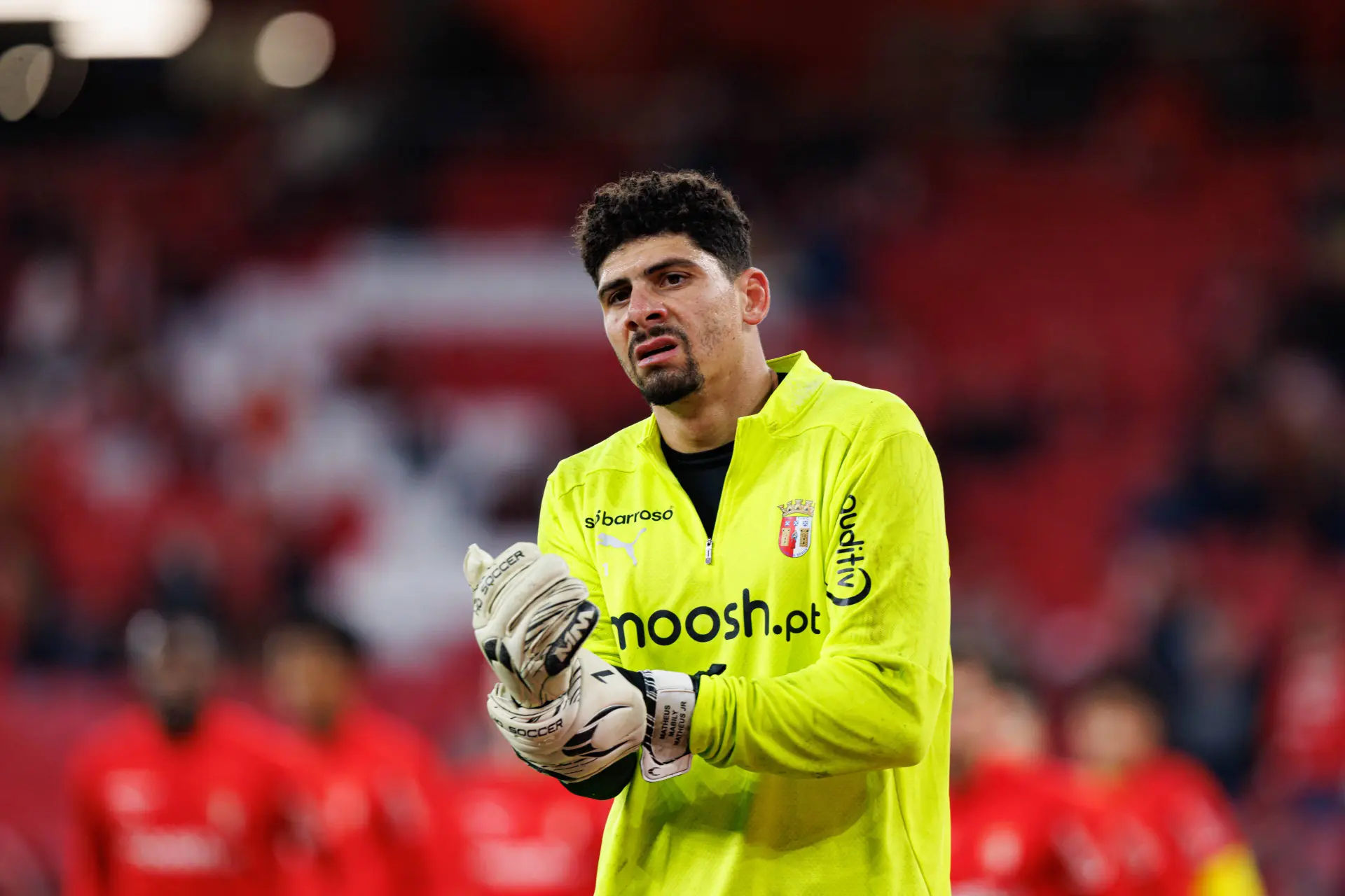Ajax schrijft nieuwe doelman Matheus niet in voor Europa League; Farioli geeft uitleg