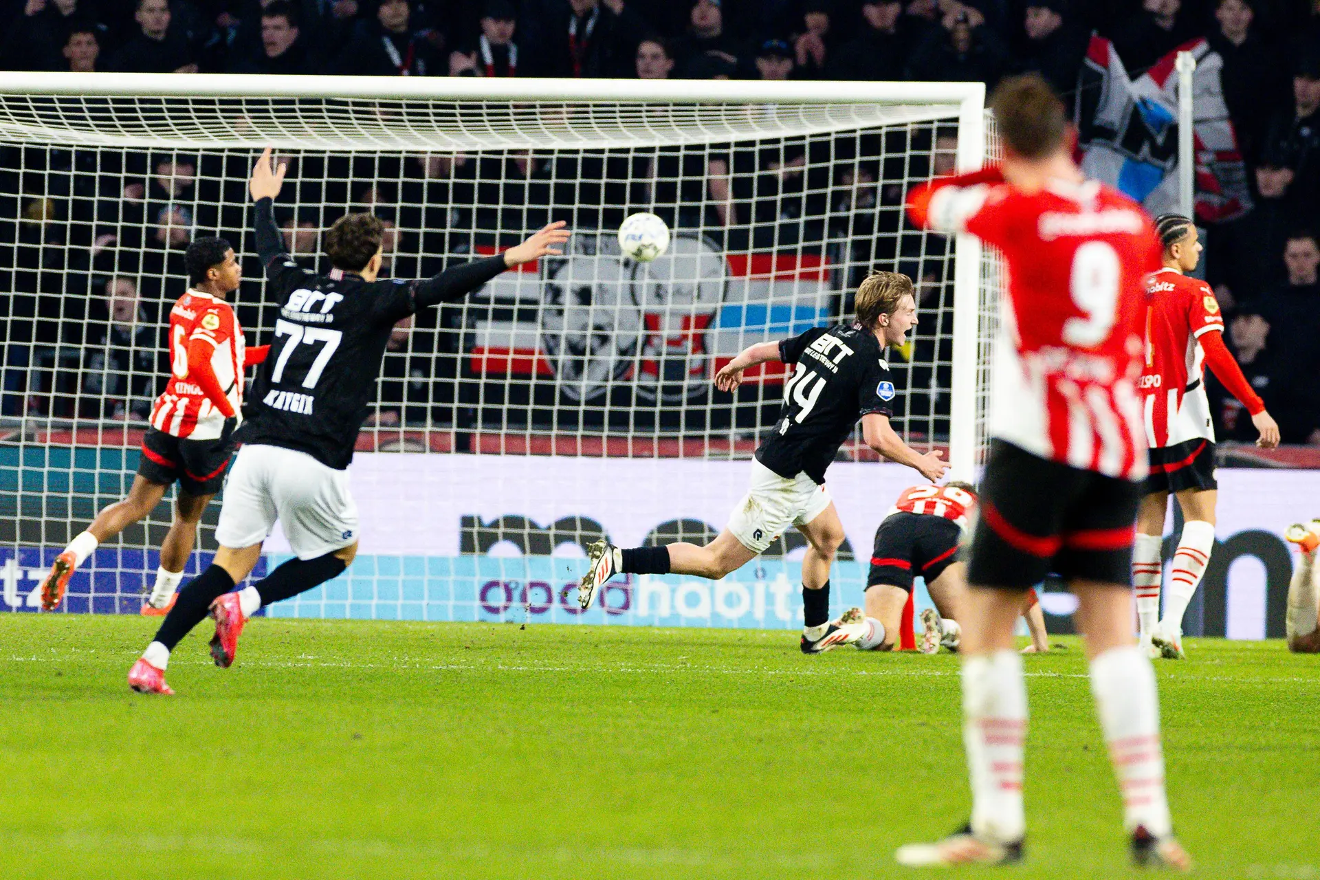 PSV laat opnieuw punten liggen in titelstrijd door late treffer Willem II; Feyenoord wint stadsderby