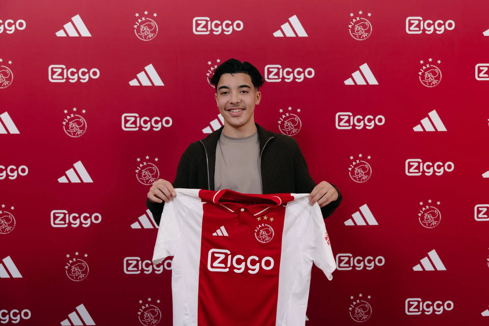 Ajax bevestigt langer verblijf Bounida tot zomer van 2028: 'Symbool voor onze visie op talent'