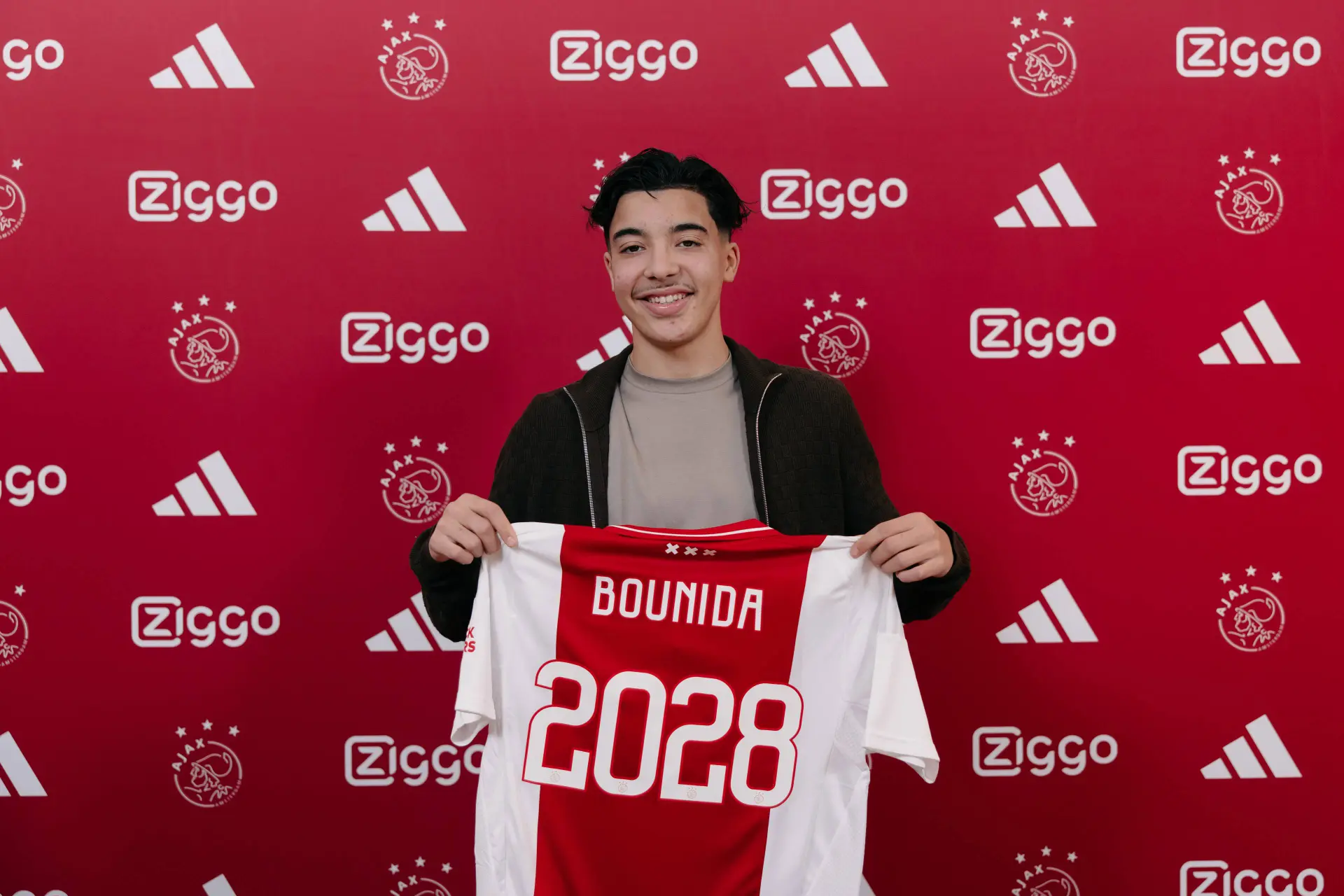 Bounida opgelucht na tekenen nieuw contract: ‘Ik voel me vrij, blij dat het eindelijk rond is'