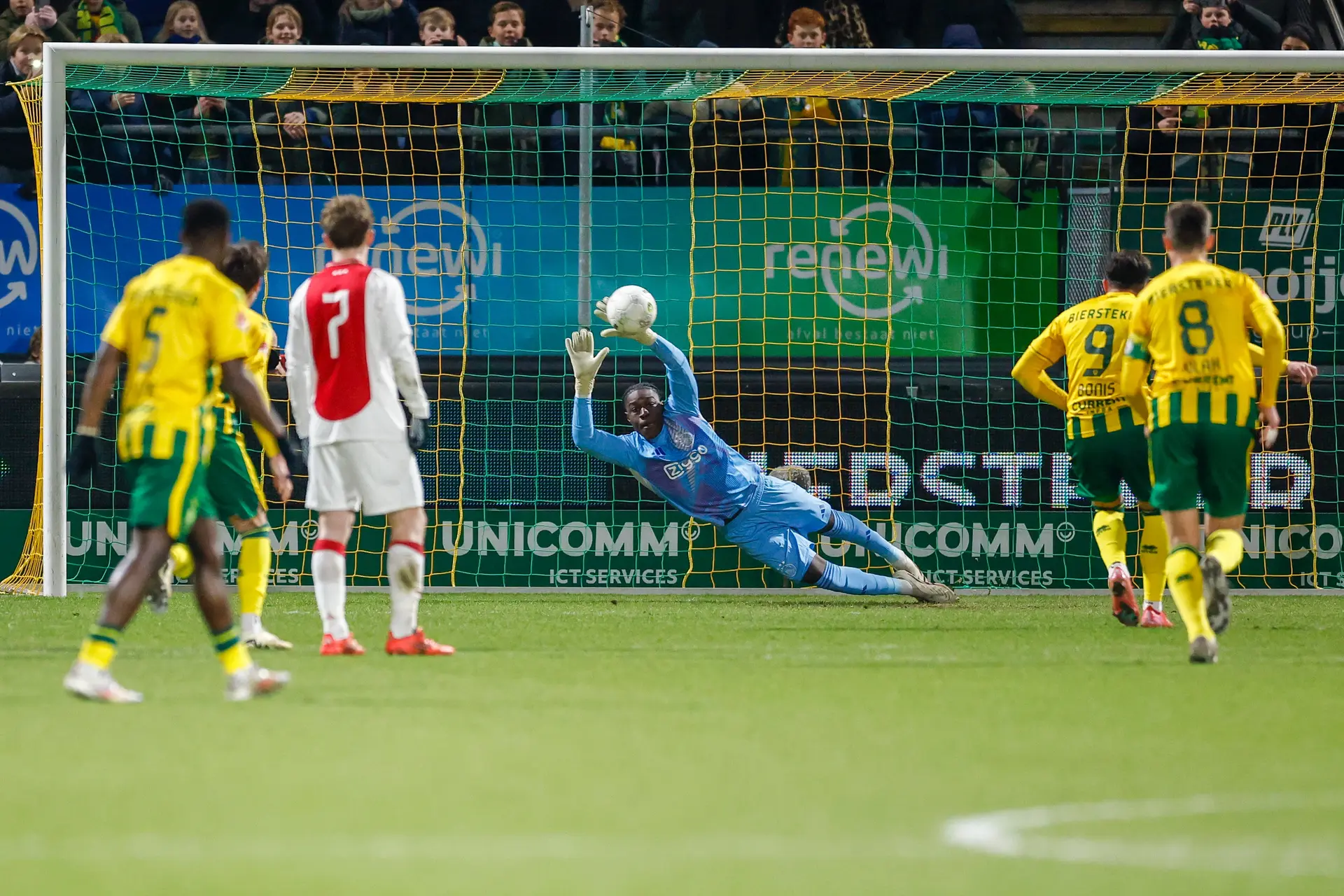 Jong Ajax lijdt nipte nederlaag op bezoek bij ADO Den Haag