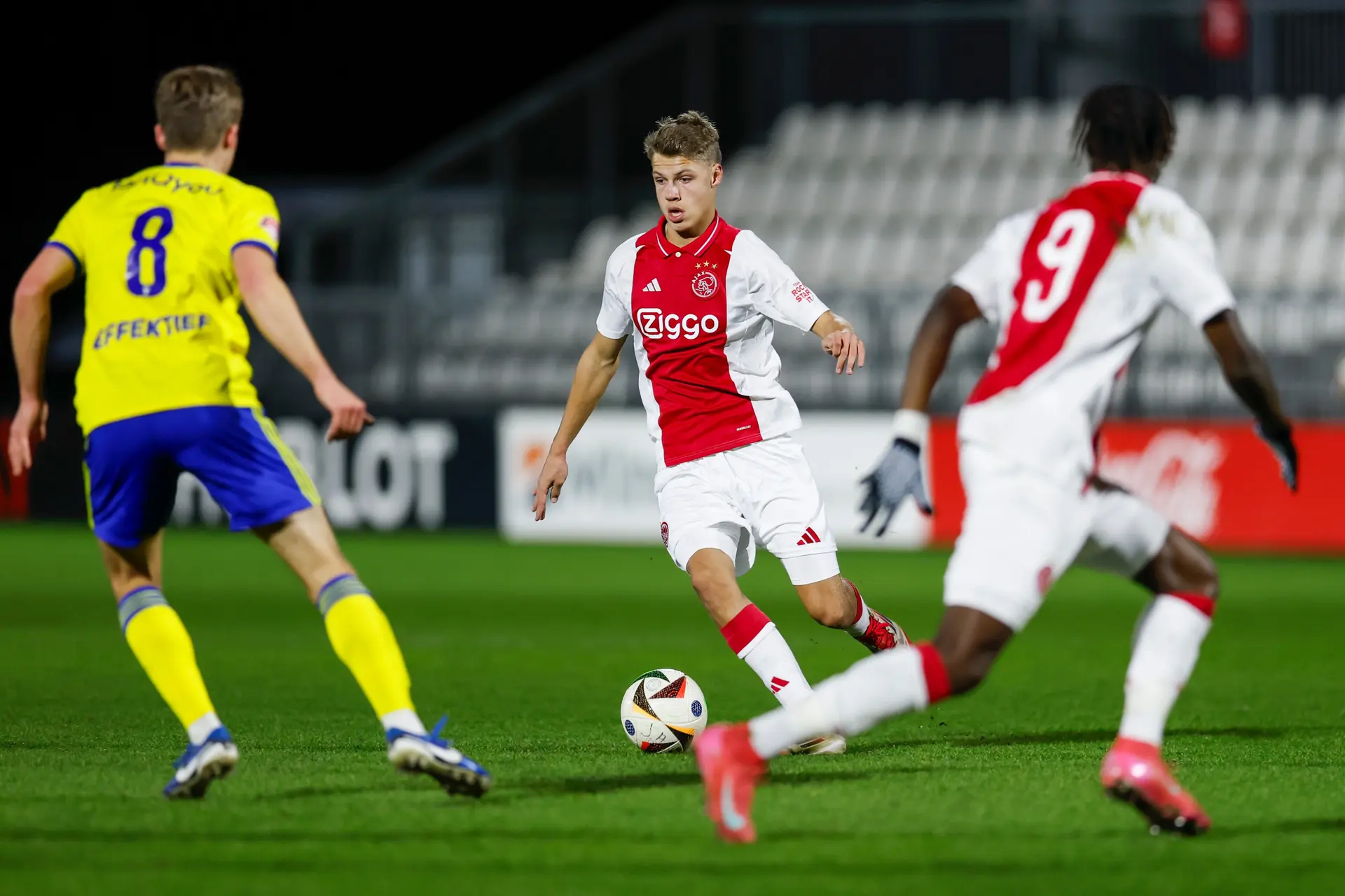 Steur toont kwaliteiten bij gelijkspel Jong Ajax tegen Cambuur
