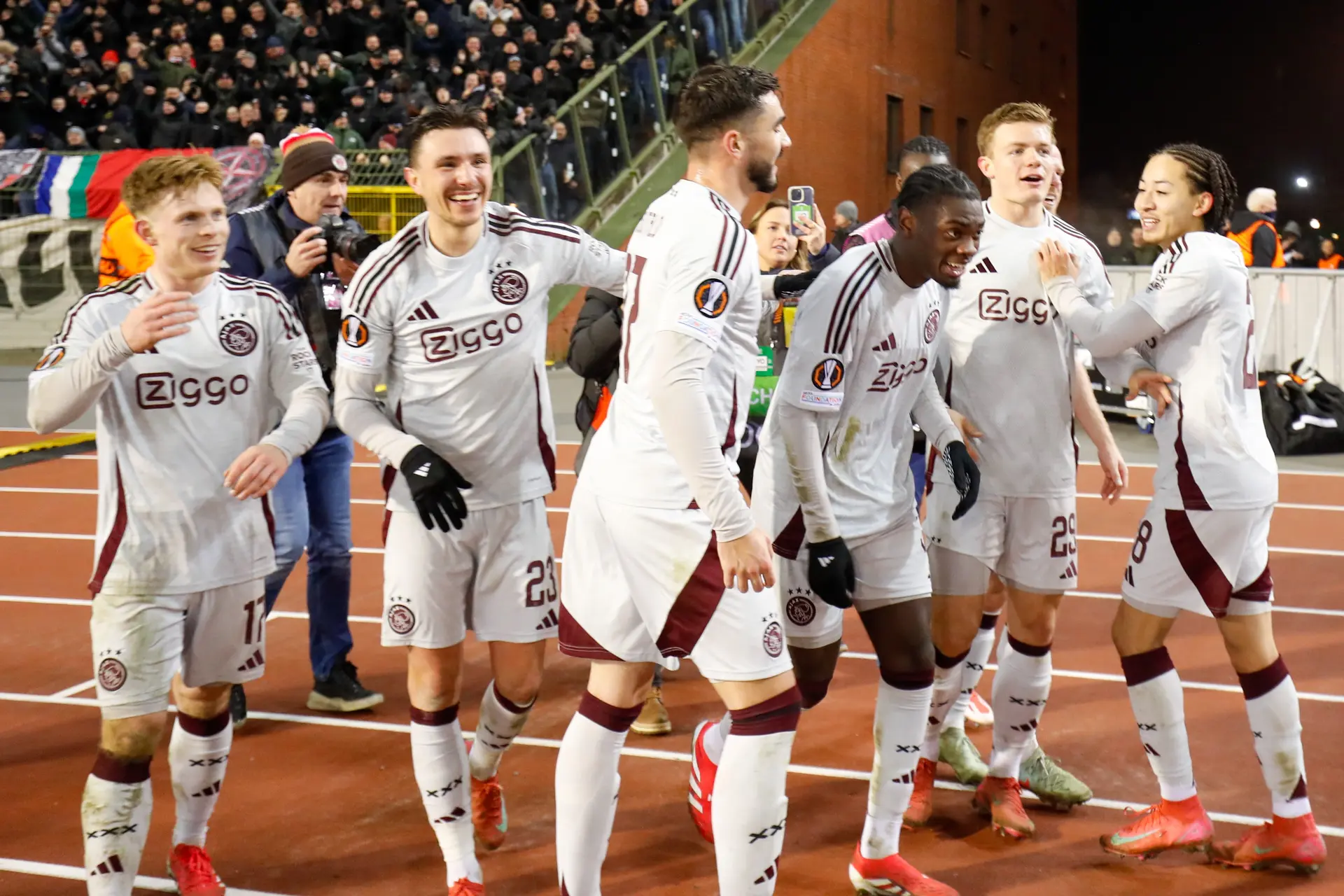 Uitblinkers Mokio en Rasmussen helpen Ajax aan uitzege op Union Saint-Gilloise