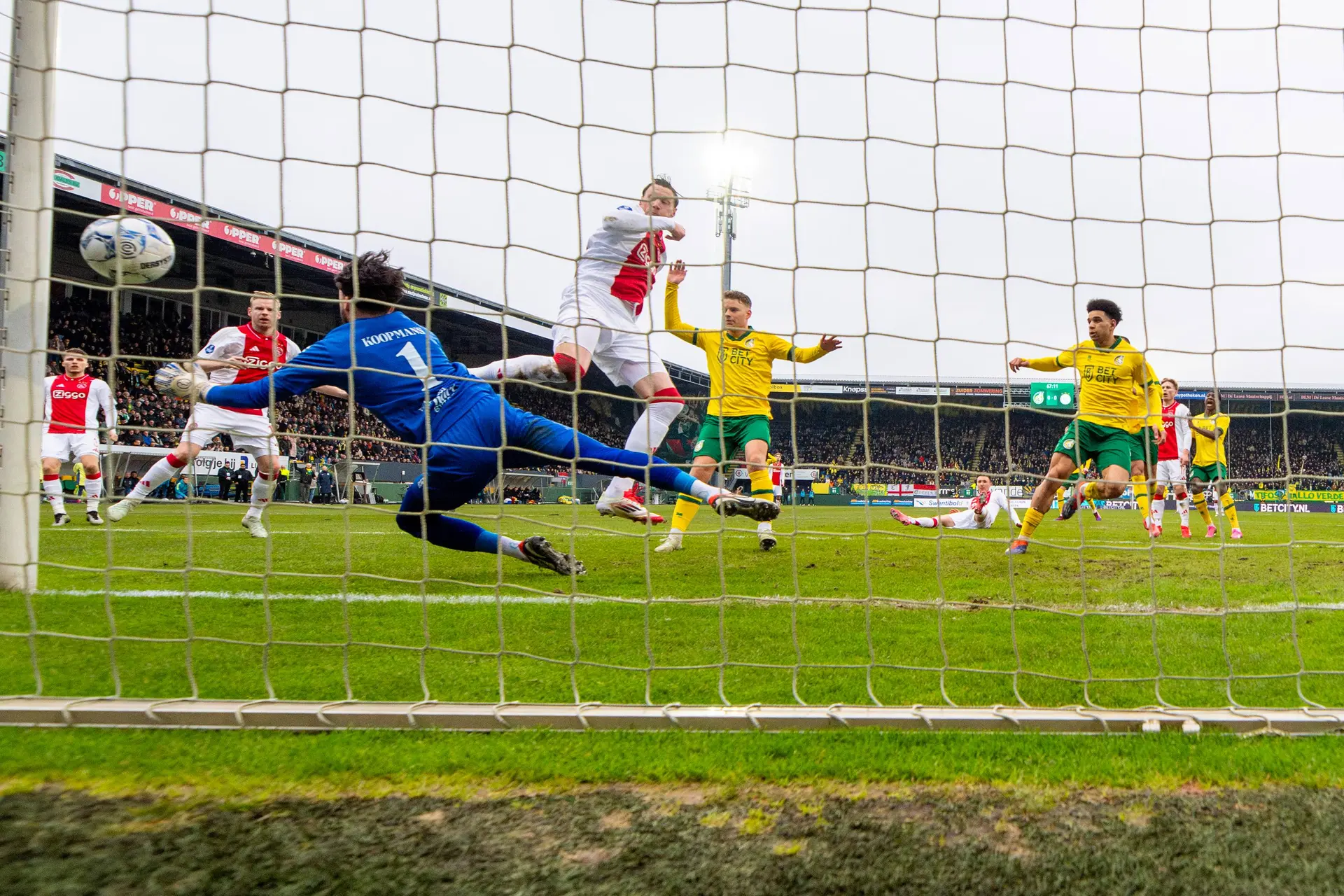 Van Hanegem niet te spreken over gegeven strafschop Ajax: 'Al dat geneuzel maakt het voetbal kapot'