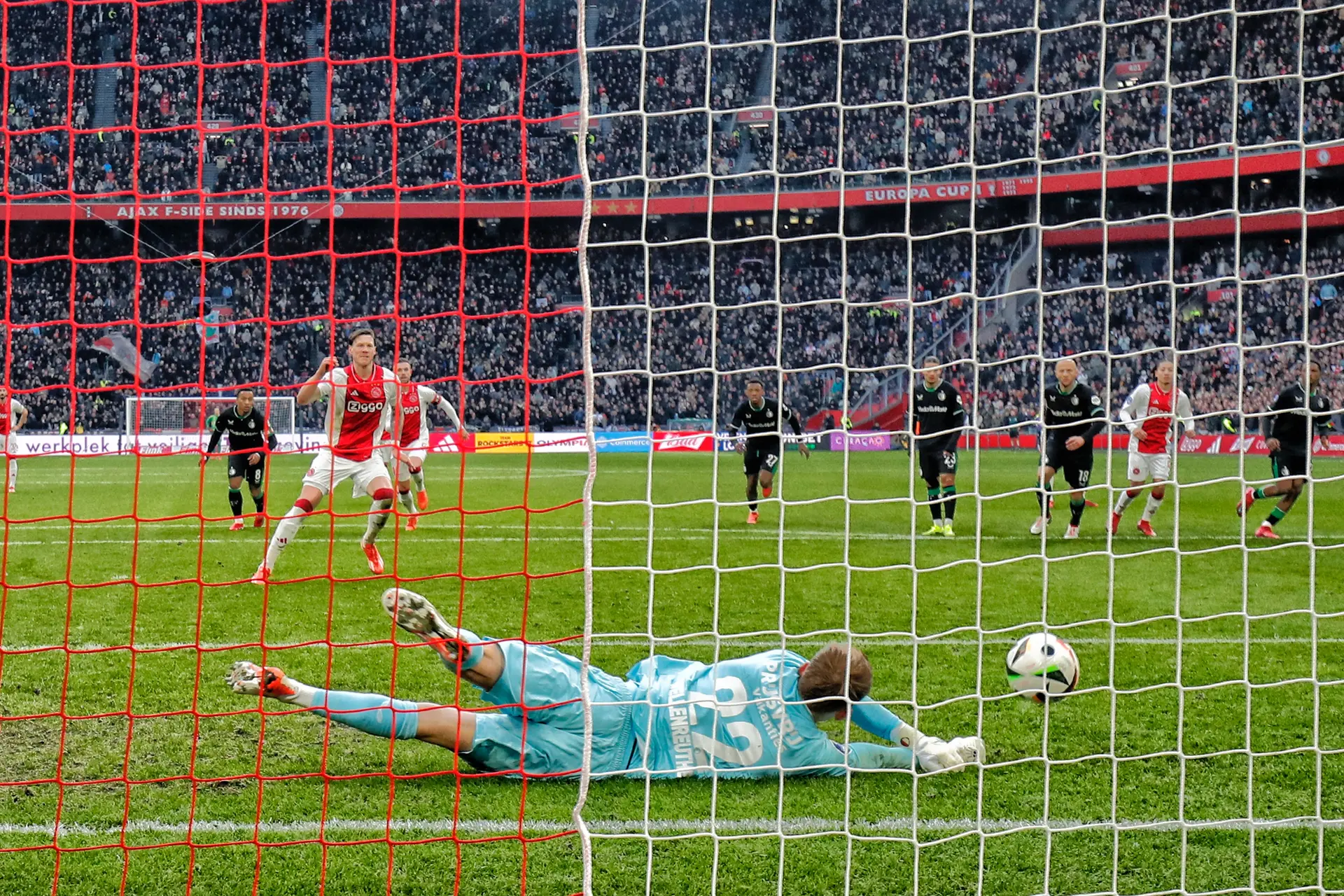 Rondom Ajax: KNVB deelt beelden van overleg Makkelie en VAR bij Klassieker-penalty