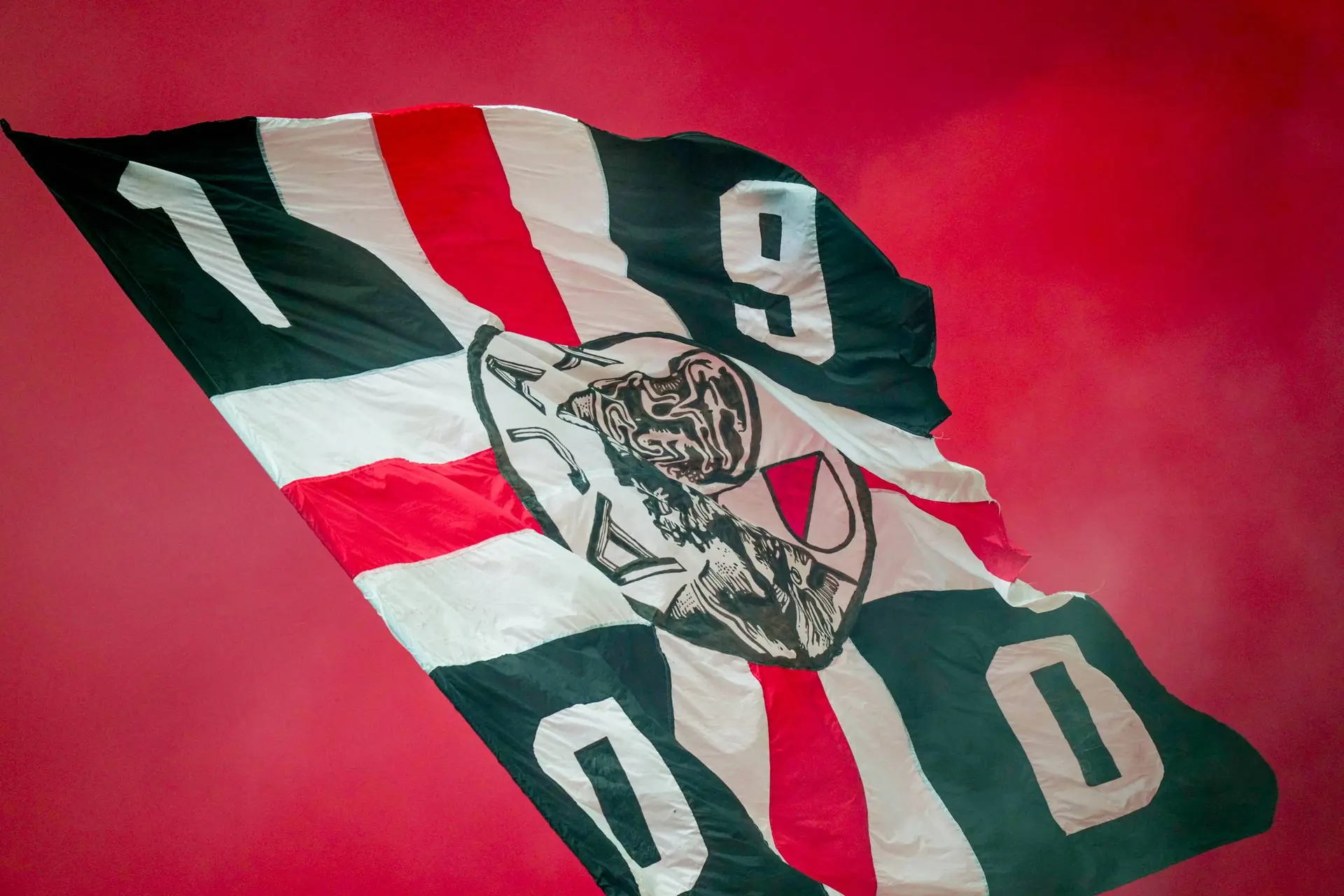 Rondom Ajax: Toeristen in Amsterdam komen onverwacht in verjaardagsfeest van Ajax terecht