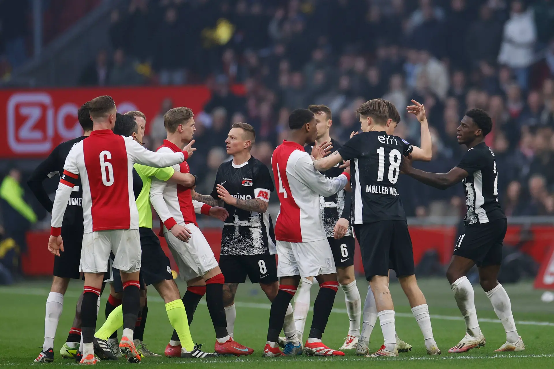 Ajax en AZ spelen spectaculair gelijk in verhit jubileumduel met twee rode kaarten