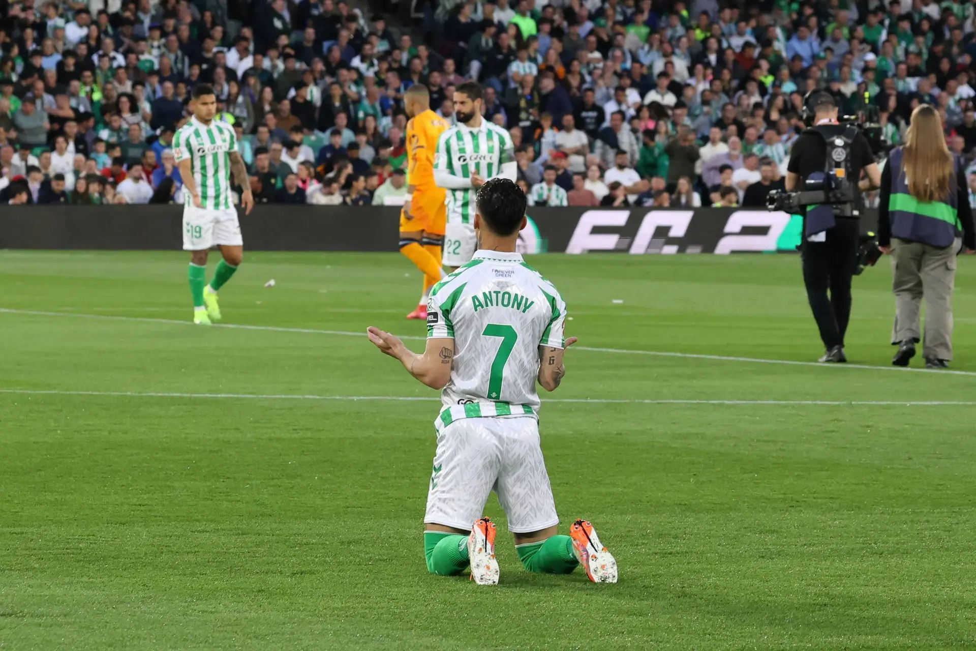 Buitenland: Antony en Real Betis winnen in strijd om Champions League-ticket