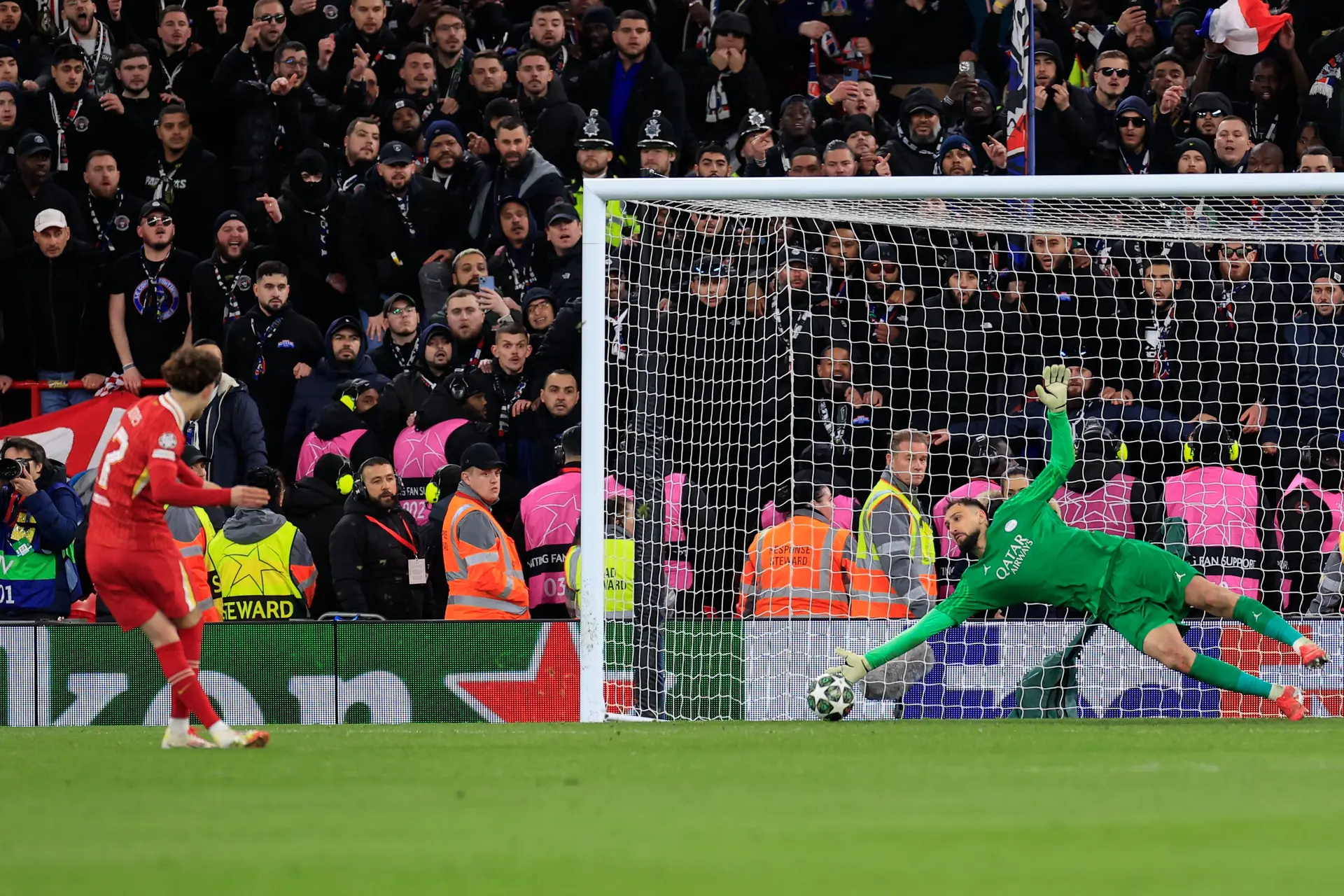 Feyenoord kan niet voor nieuwe stunt zorgen in Milan; Paris Saint-Germain door na penaltyreeks