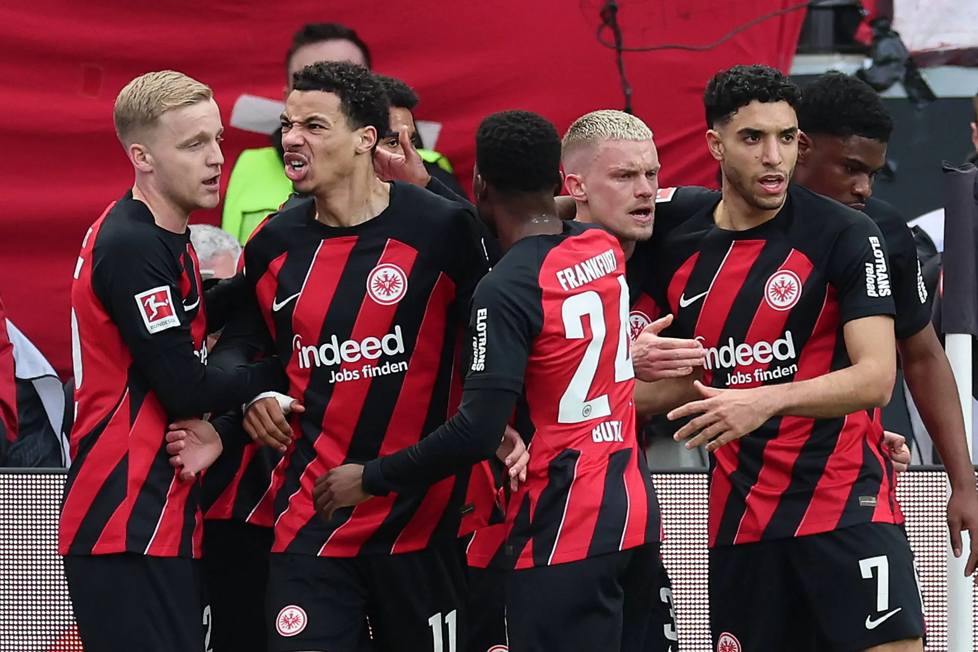 Van de Beek legt uit hoe Ajax zijn oude club kan bestrijden: 'Frankfurt fysiek best wel sterk'