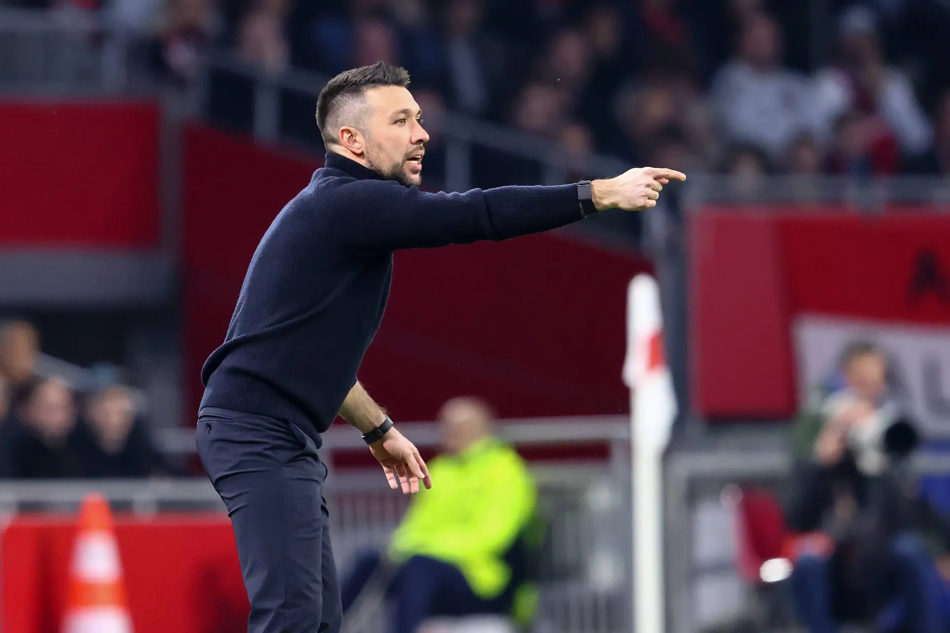 Farioli verklaart vele wisselingen bij Ajax: 'Realiteit is dat situatie verre van ideaal is'