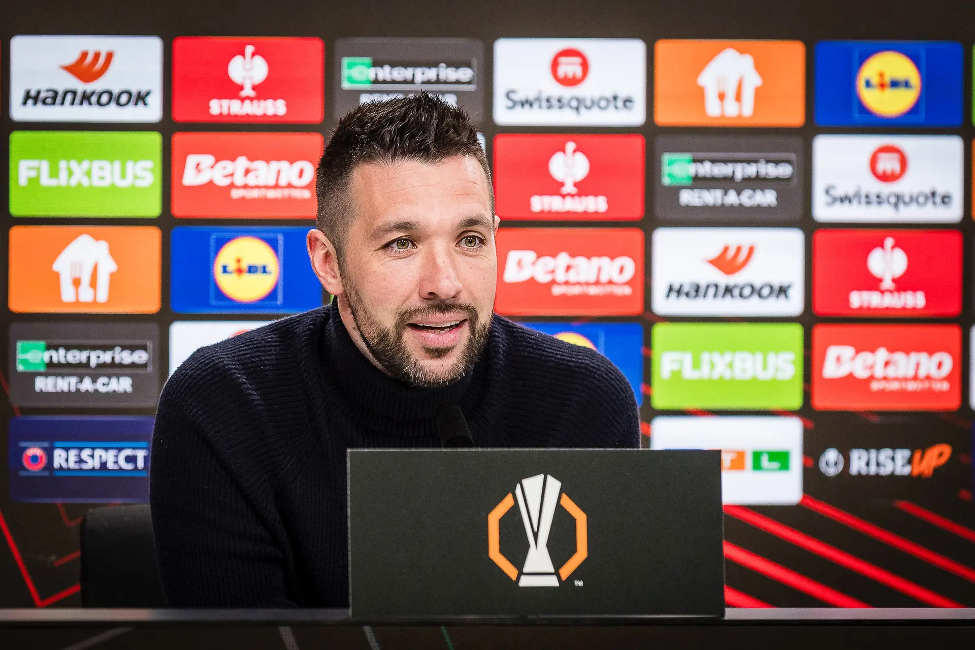 Farioli ergert zich op persconferentie: 'Ik kan dat niet accepteren'