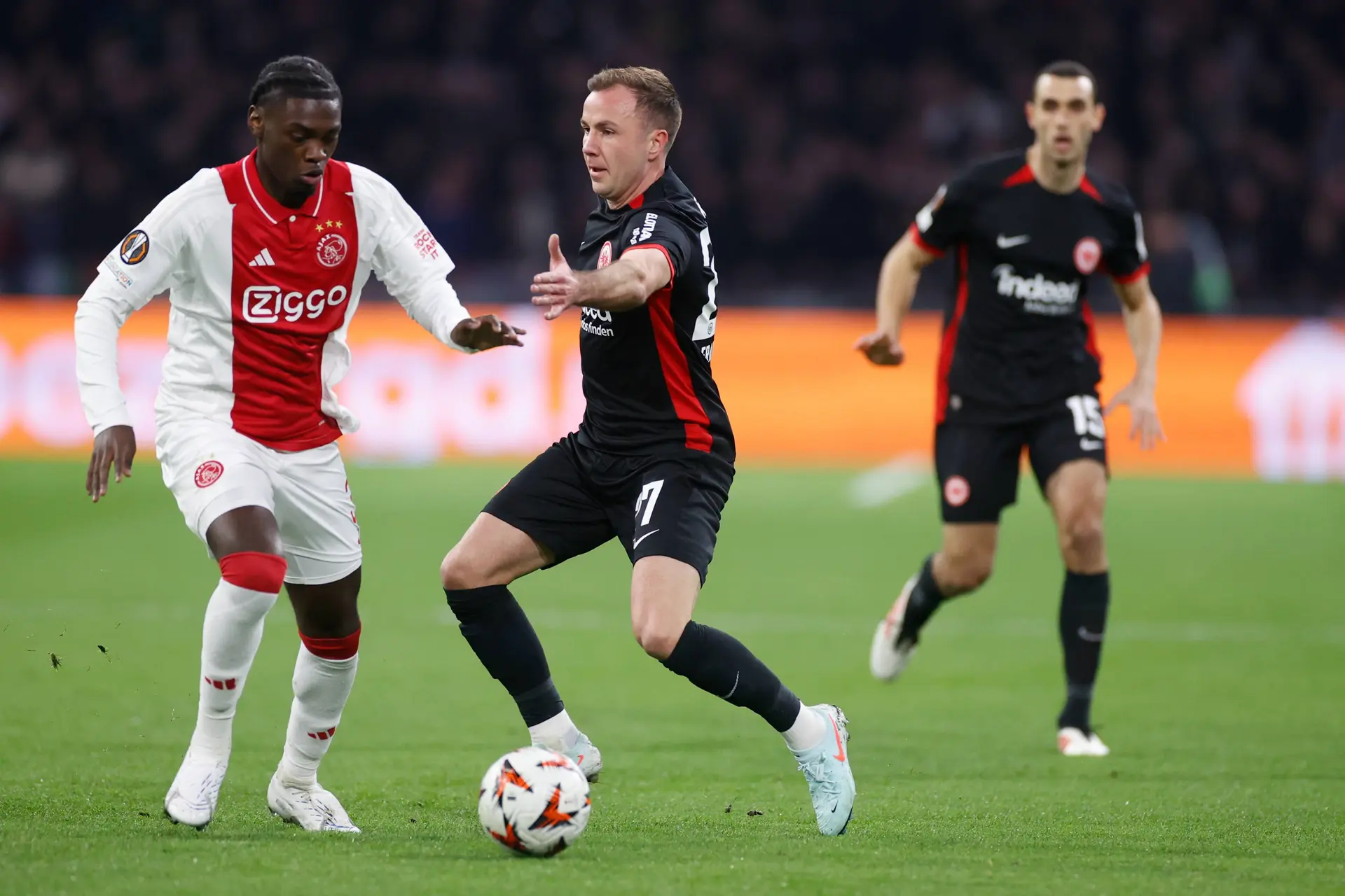 Duitse media jubelen na zege Eintracht Frankfurt: 'Eintracht pleegt staatsgreep in Amsterdam'