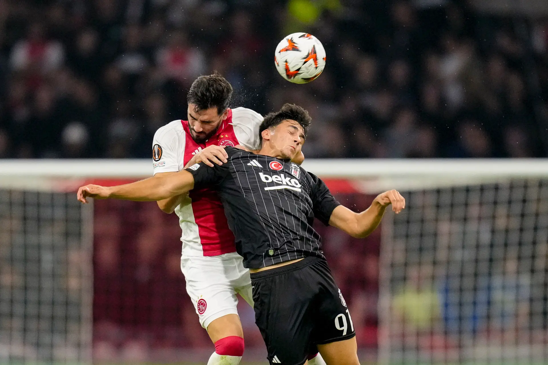 Geruchtenmolen: 'Ajax heeft interesse in zeventienjarige spits van Besiktas'