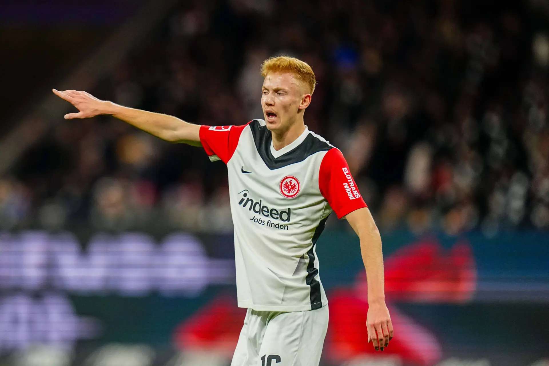 Brobbey maakt veel indruk op Eintracht Frankfurt-revelatie: 'Zo’n speler heb ik niet eerder meegemaakt'