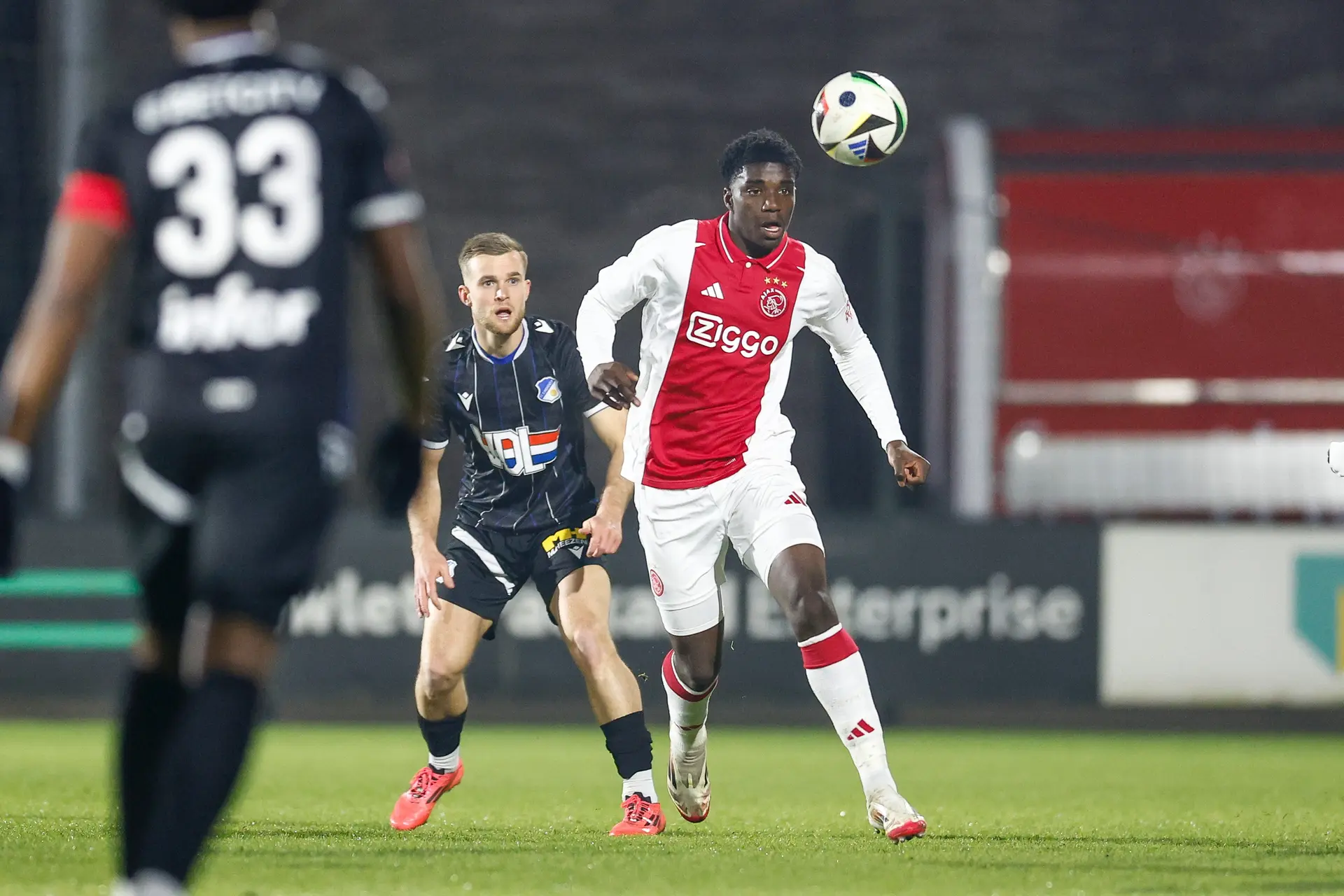 Ajax beloont Johnson met nieuw contract: 'Vertrouwen in mooie toekomst voor hem bij Ajax'