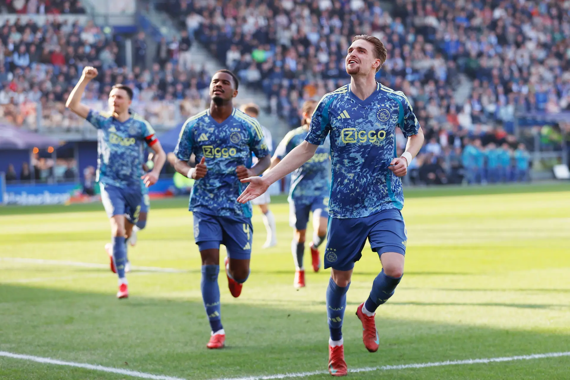 Ajax maakt geen fout in titelrace ondanks stroef optreden bij PEC Zwolle