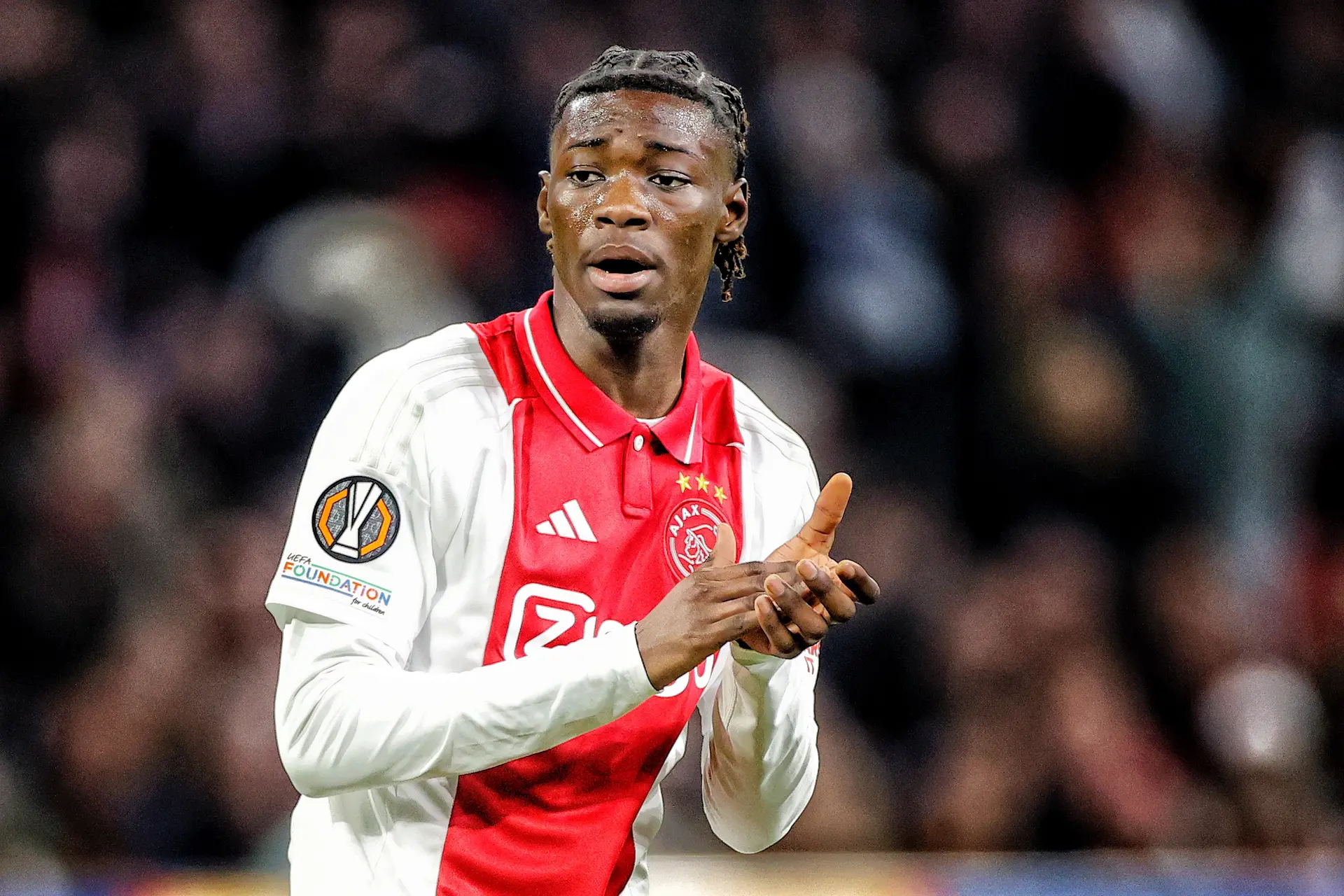 Farioli begint met Konadu aan thuisduel met NAC, Henderson op de bank bij Ajax