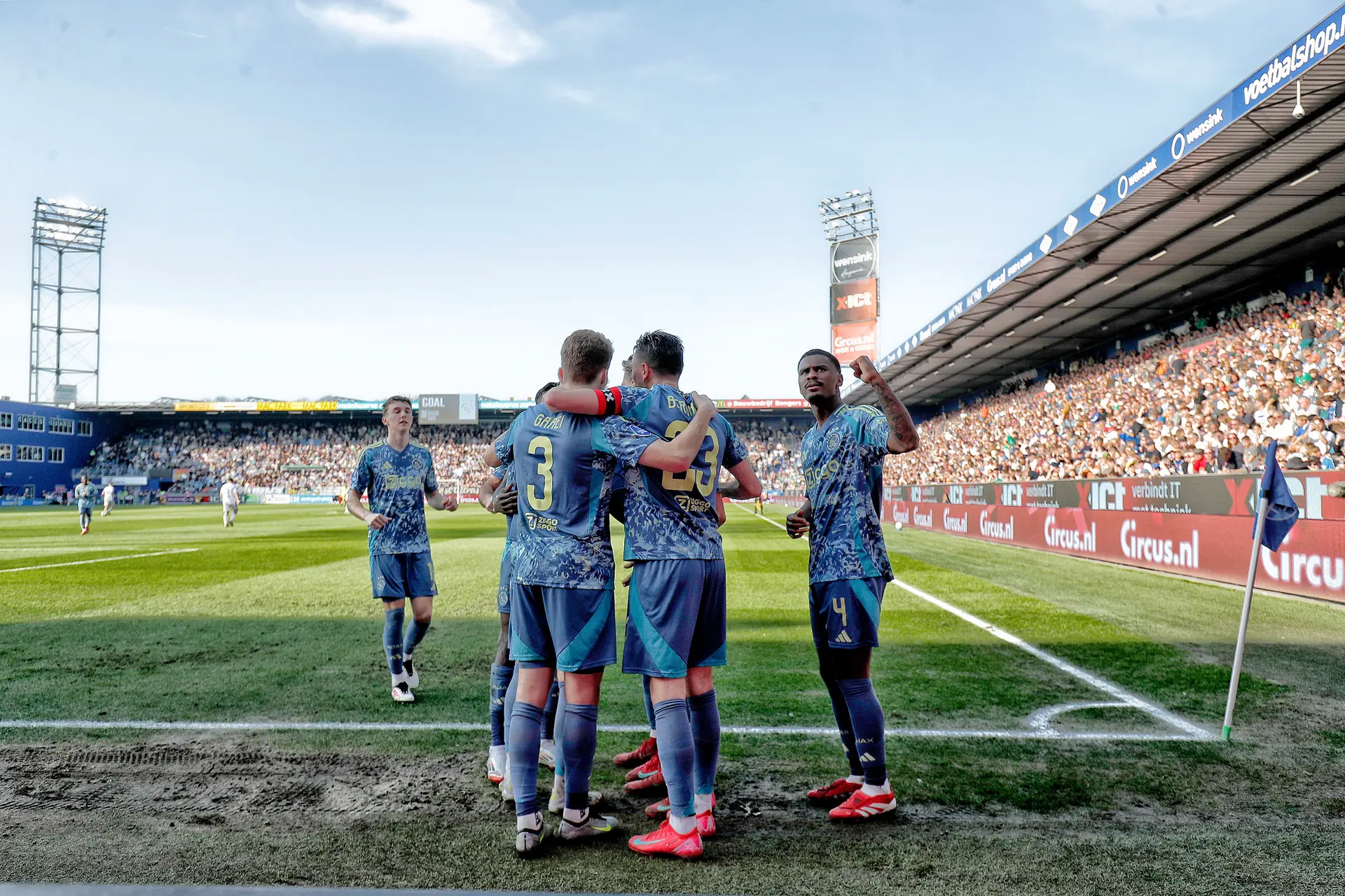 NB: 'Mokio is nog niet klaar voor een vaste basisplaats bij Ajax'