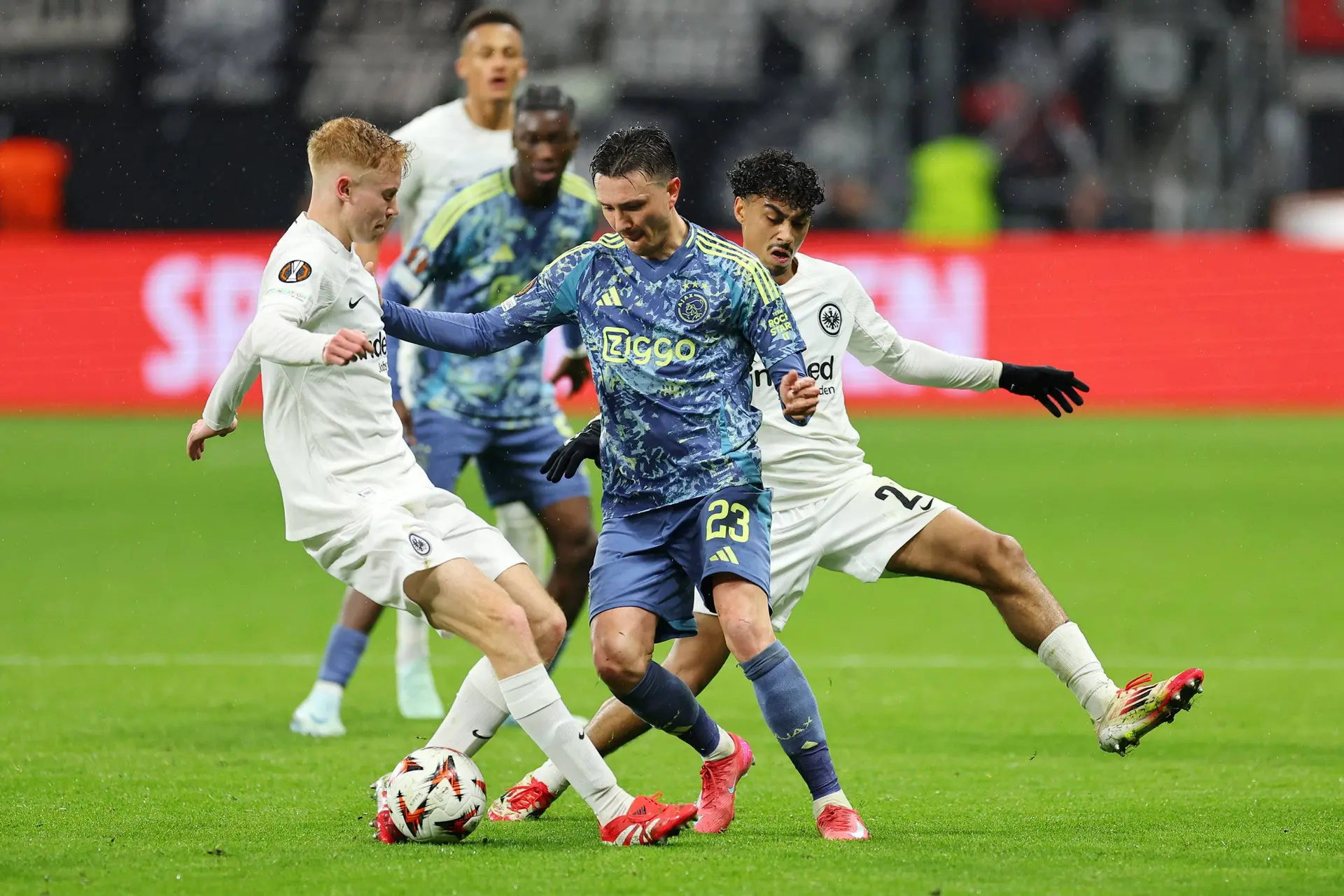 Berghuis na uitschakeling Ajax: 'Zulke ploegen straffen onderlinge afstemming snel af'