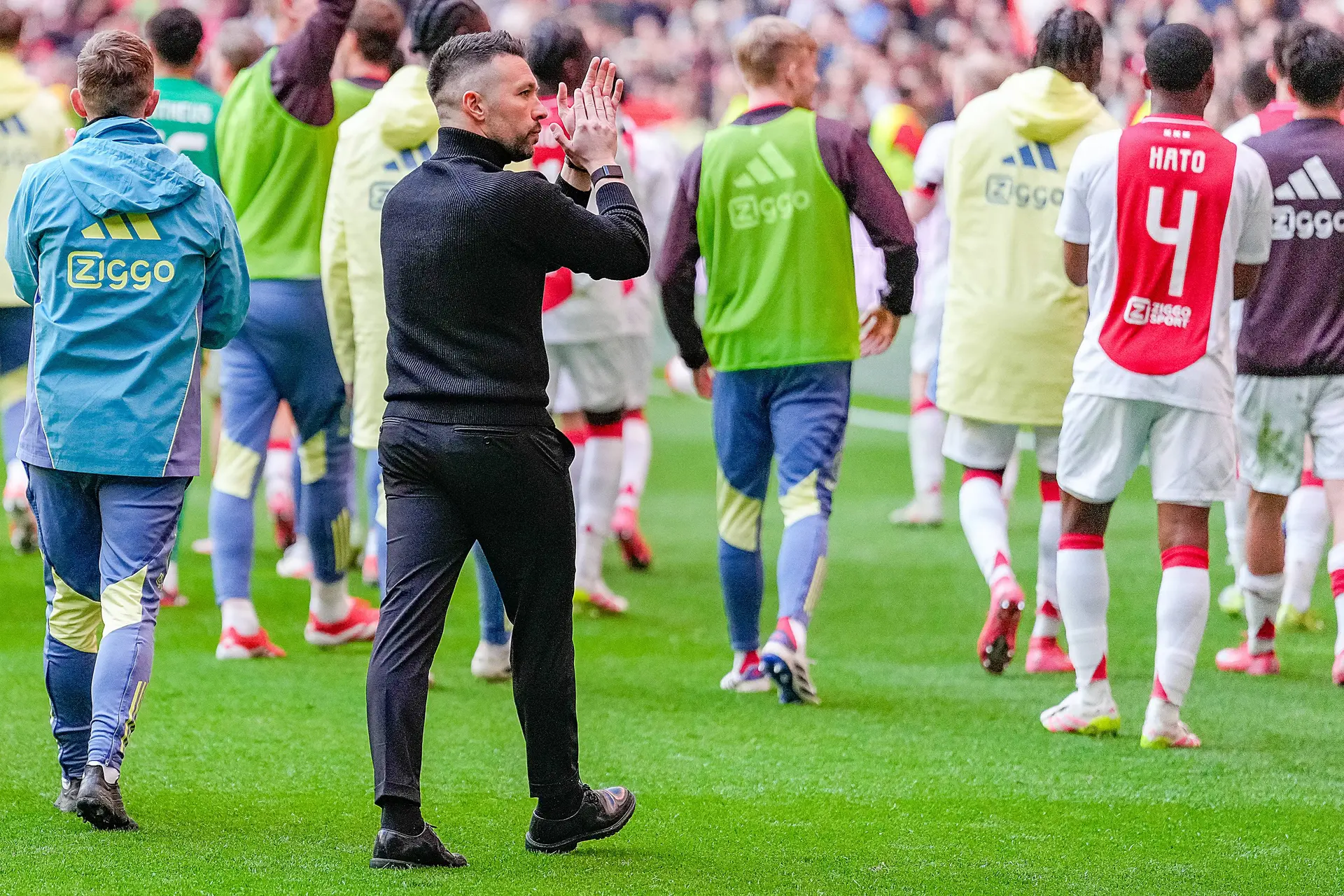 Kranten zien enorm verschil: 'Supporters Ajax van voetbalhel naar grijns van oor tot oor bij koffieapparaat'
