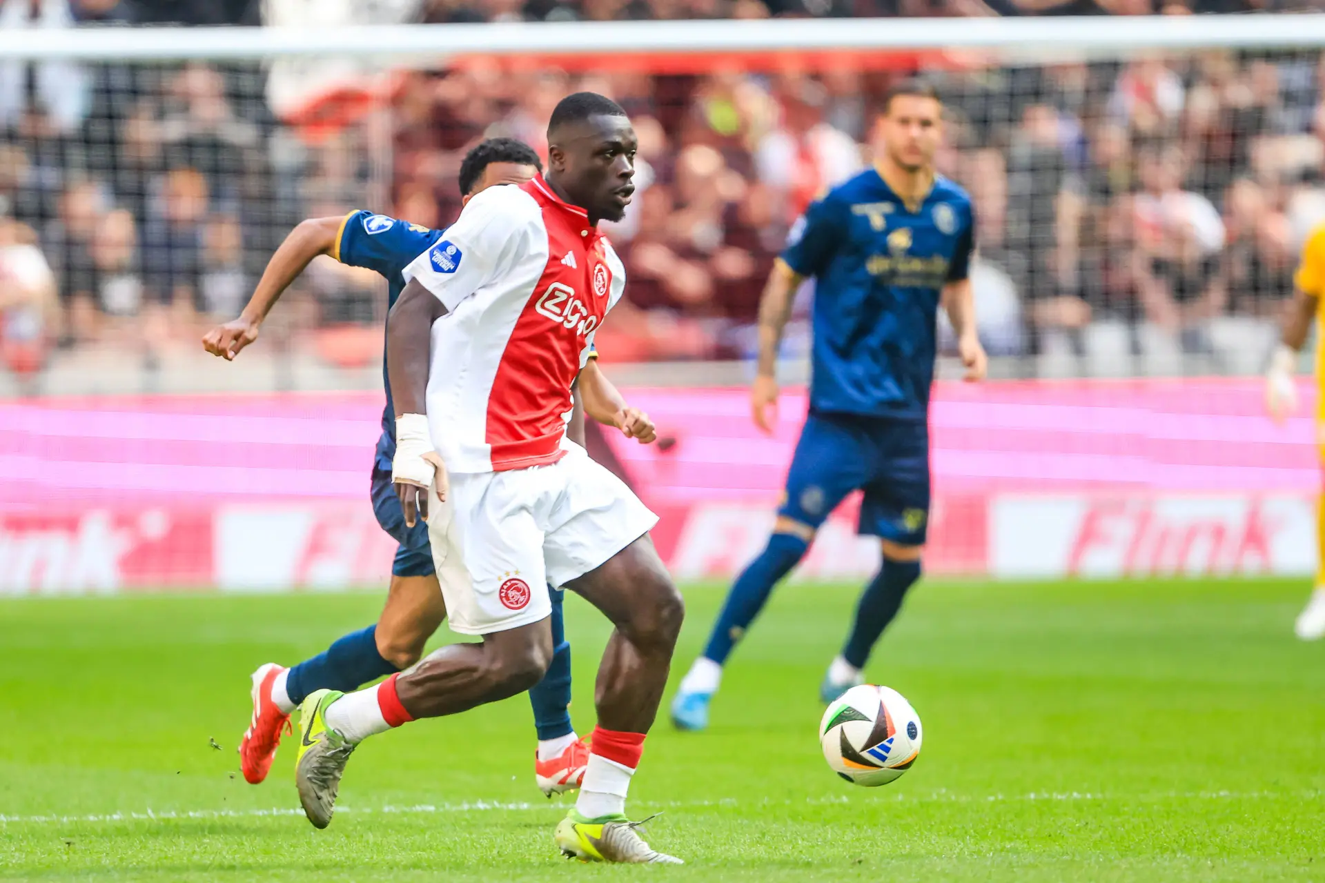 'Ajax gooit regelmatig uur van wedstrijd weg, omdat Brobbey er het eerste uur niets van bakt'