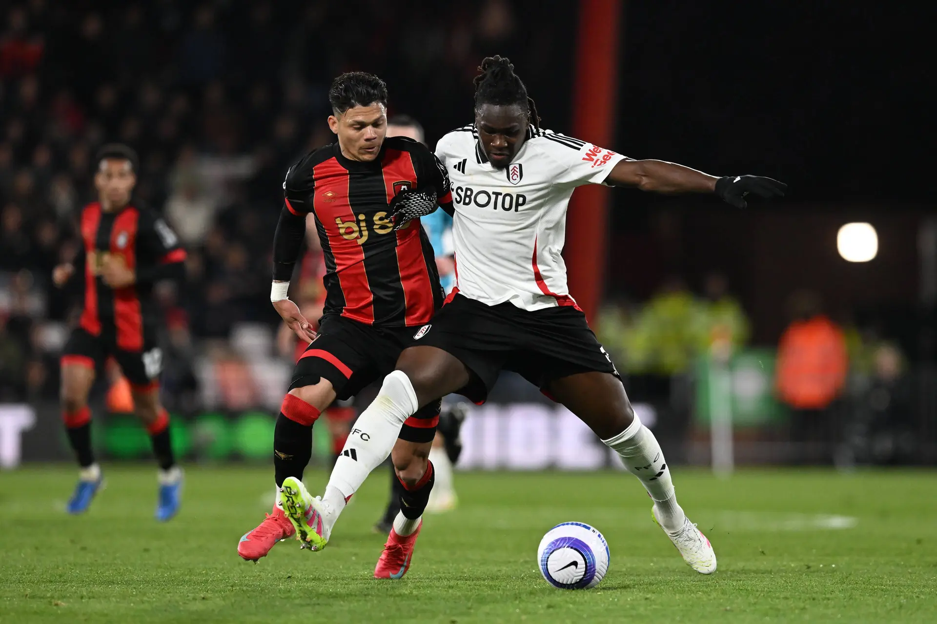 Buitenland: Bassey gaat met Fulham onderuit tegen Bournemouth van geblesseerde Kluivert