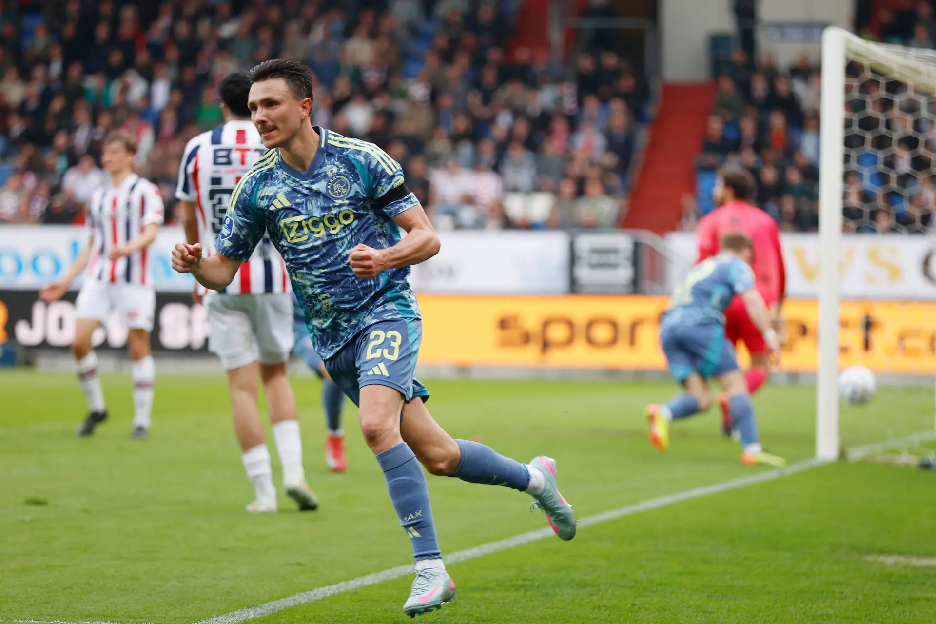 Farioli kiest voor Berghuis in Utrecht; Ajax-jokers beginnen op de bank