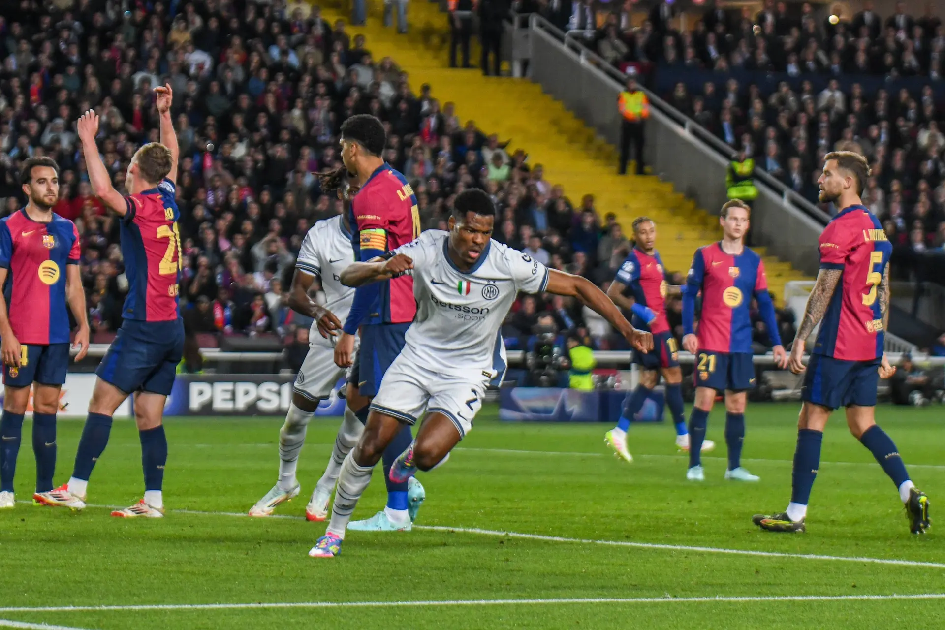 FC Barcelona en Inter eindigen voetbalfeest in spectaculair en doelpuntrijk gelijkspel