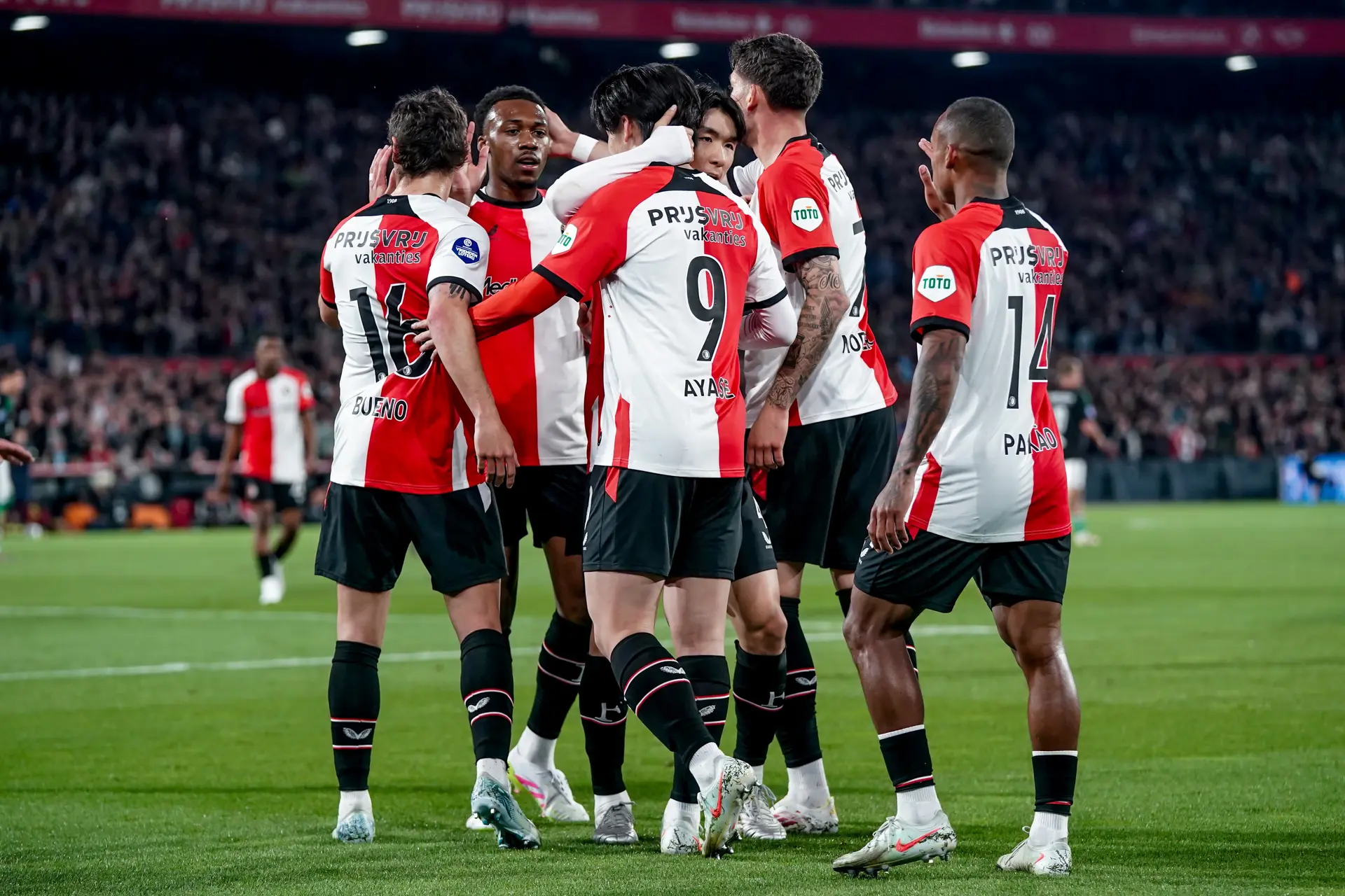 Feyenoord wint ruim van PEC Zwolle, FC Utrecht stelt Europees voetbal veilig