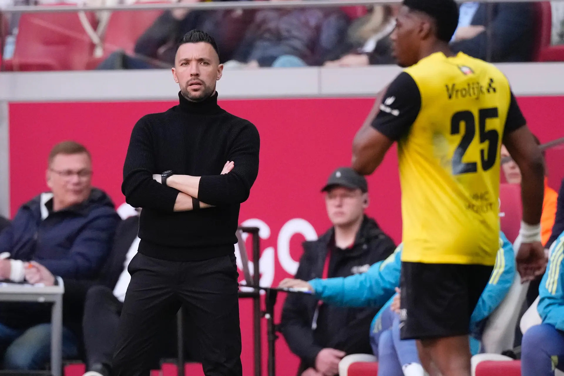 Farioli ontwijkt vragen over toekomst bij Ajax: 'Mijn toekomst is nu op De Toekomst'