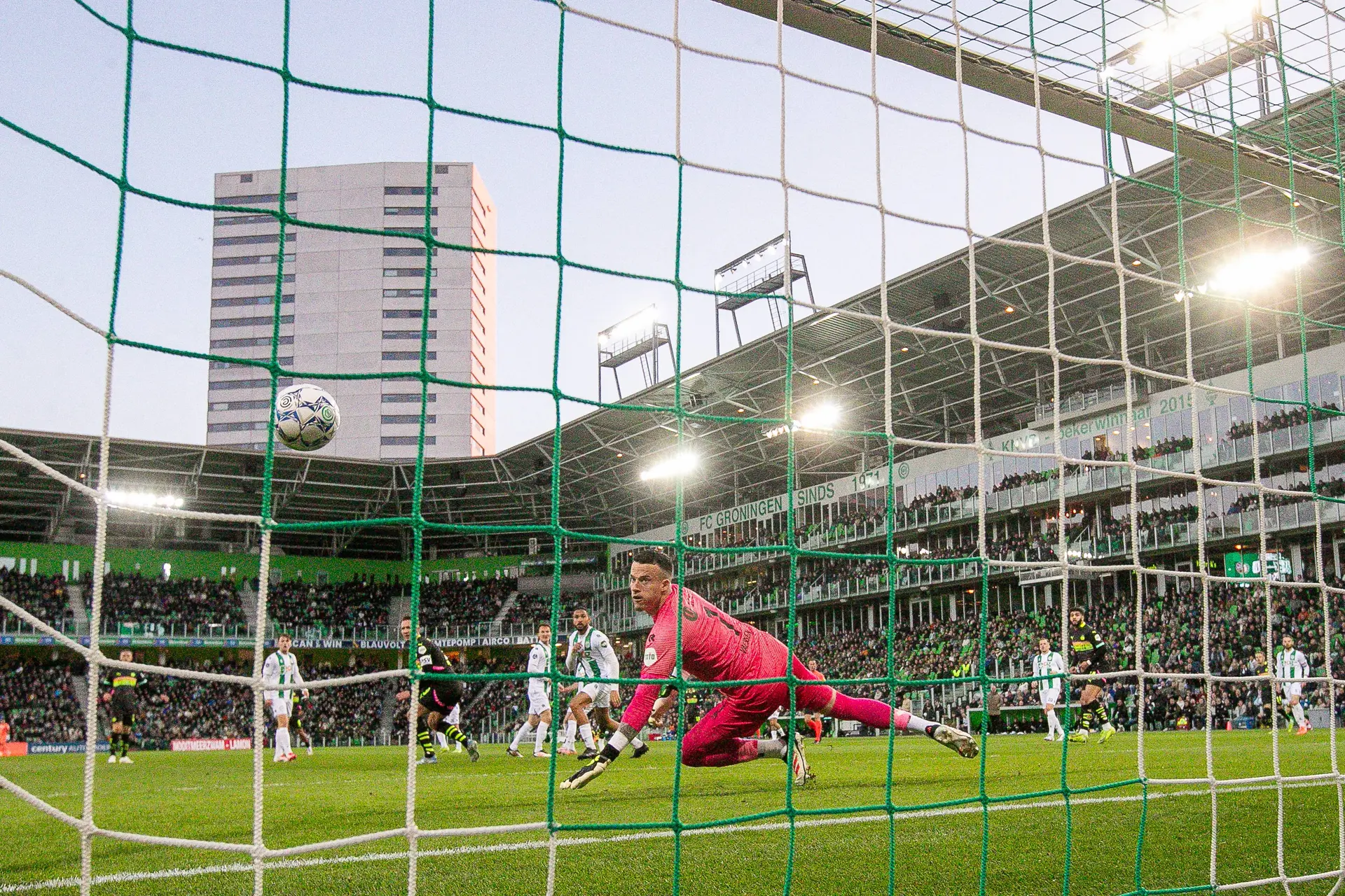 PSV en Feyenoord boeken zeges in lastige uitduels; FC Twente verspeelt twee punten in blessuretijd
